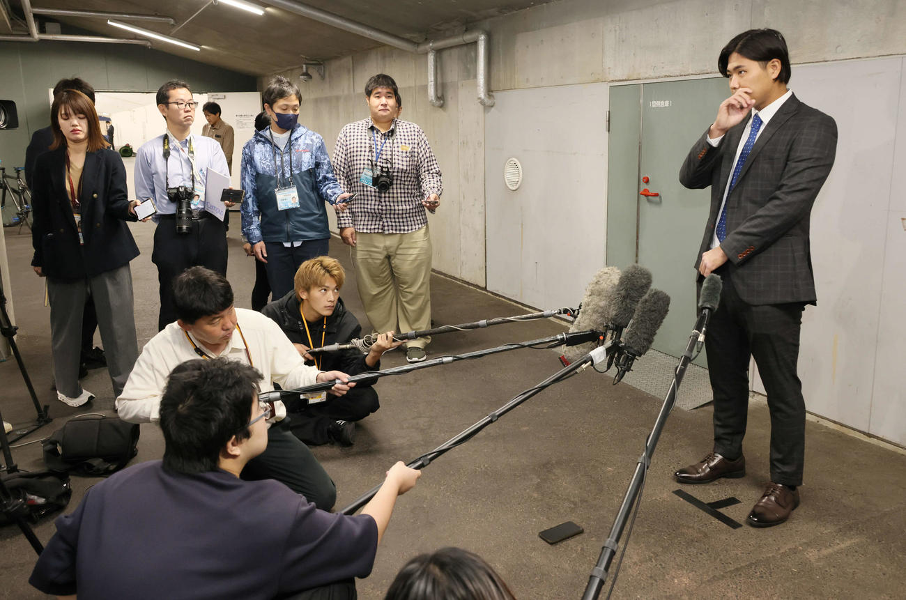 広島から戦力外通告された内間（撮影・加藤孝規）