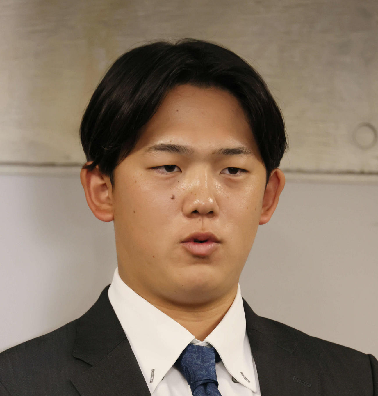広島から戦力外通告された小林（撮影・加藤孝規）