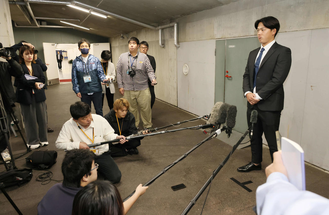 広島から戦力外通告された小林（撮影・加藤孝規）