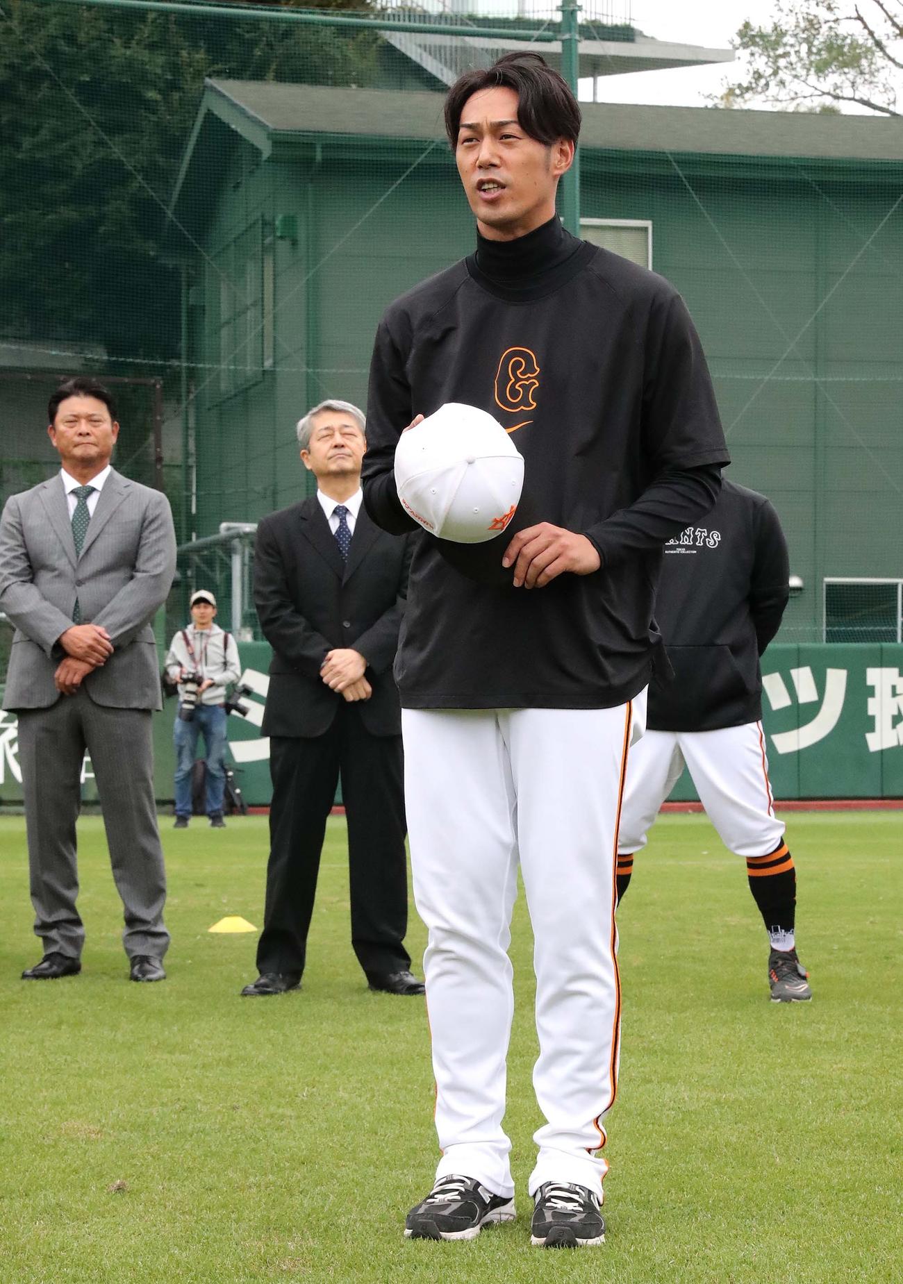 秋季練習初日に選手、スタッフにあいさつする巨人3軍外野守備兼走塁コーチ（代表撮影）