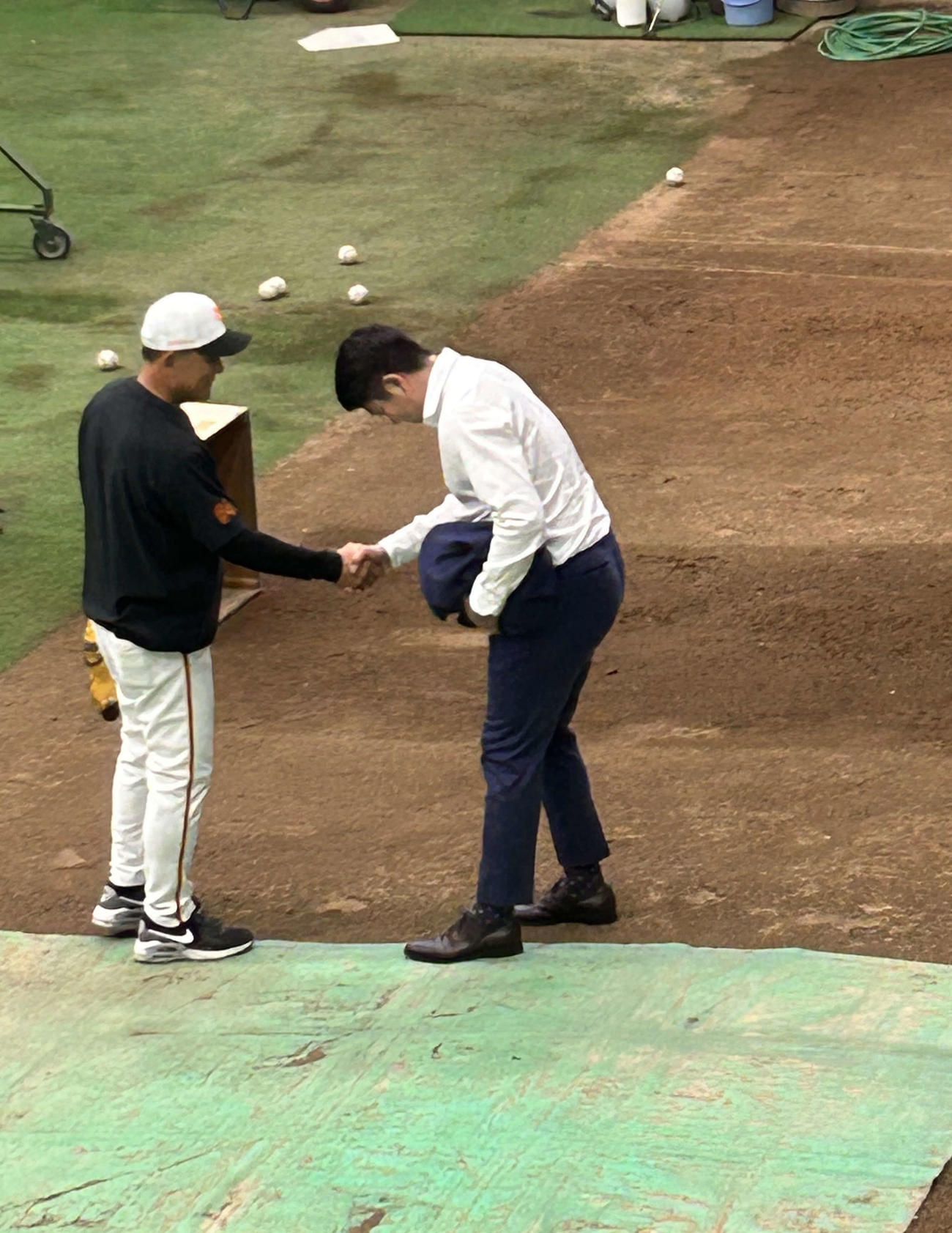 ジャイアンツ球場で久保巡回コーチと握手する巨人菅野（代表撮影）