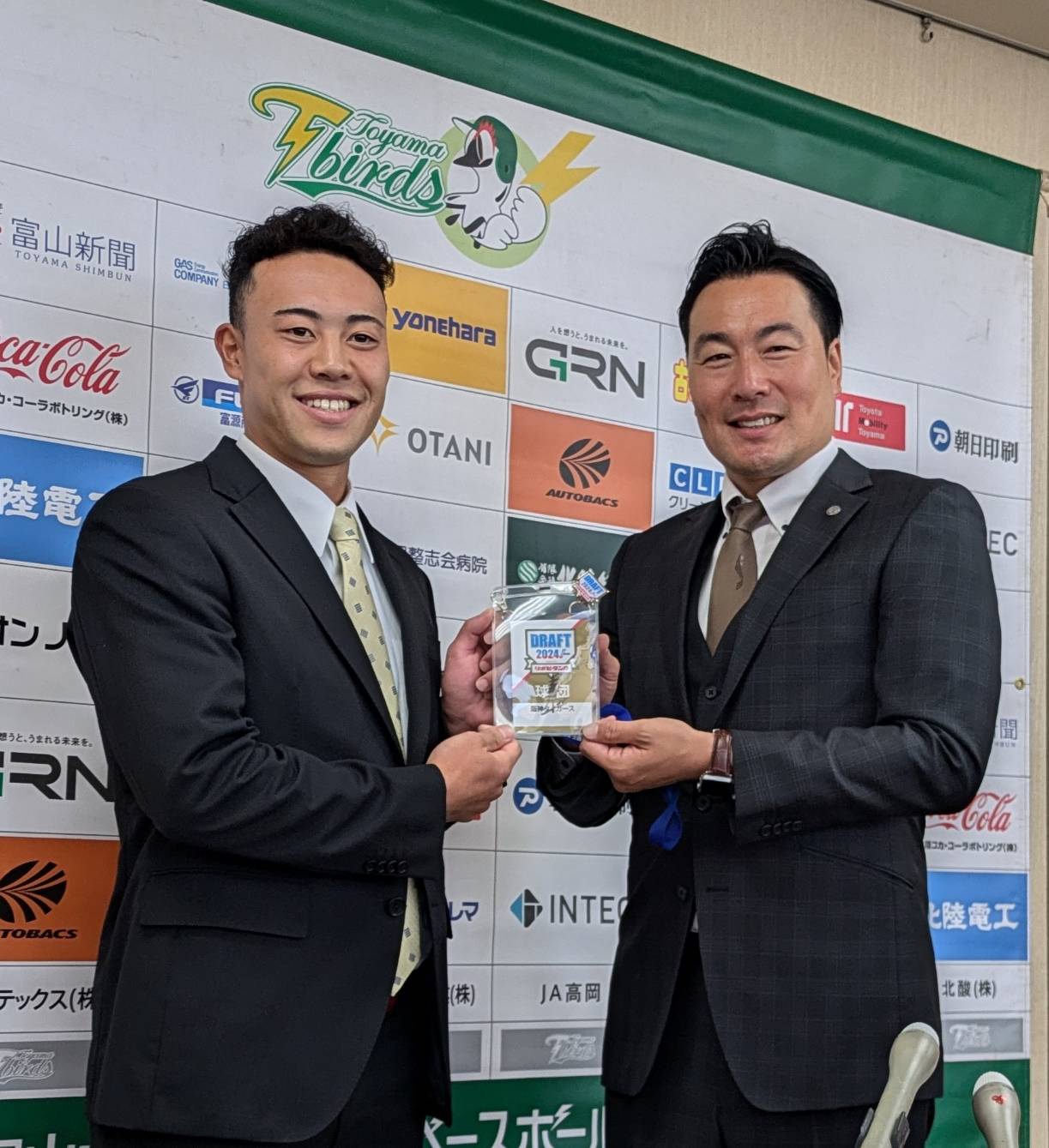 指名あいさつを受け担当の筒井和也スカウトと写真に納まる阪神ドラフト5位・佐野大陽＝2024年10月29日
