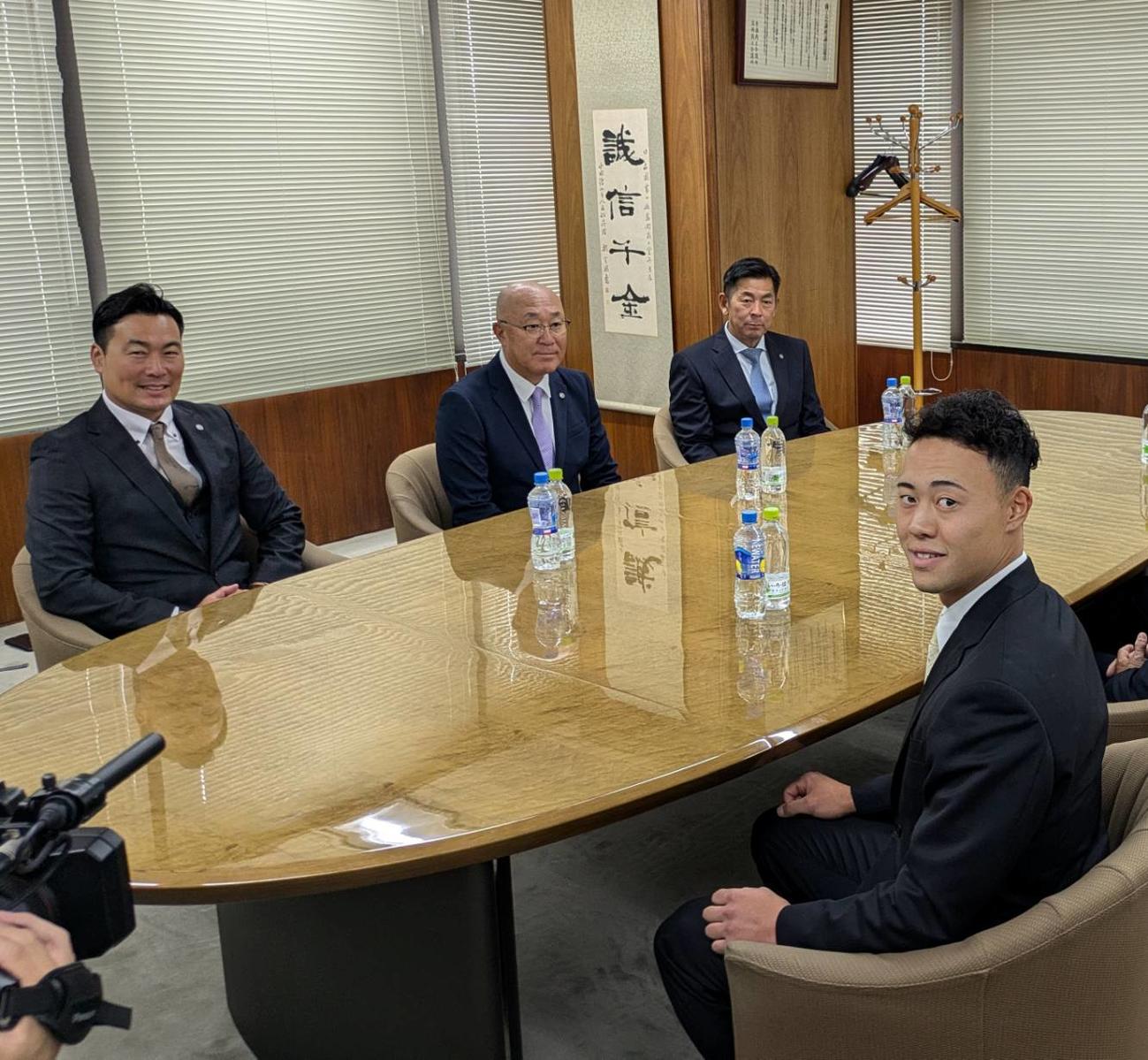 阪神の指名あいさつを受けたドラフト5位・佐野大陽＝2024年10月29日