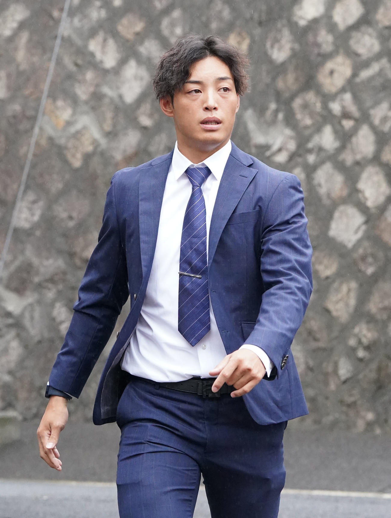 球場に姿を見せる石森（撮影・森本幸一）