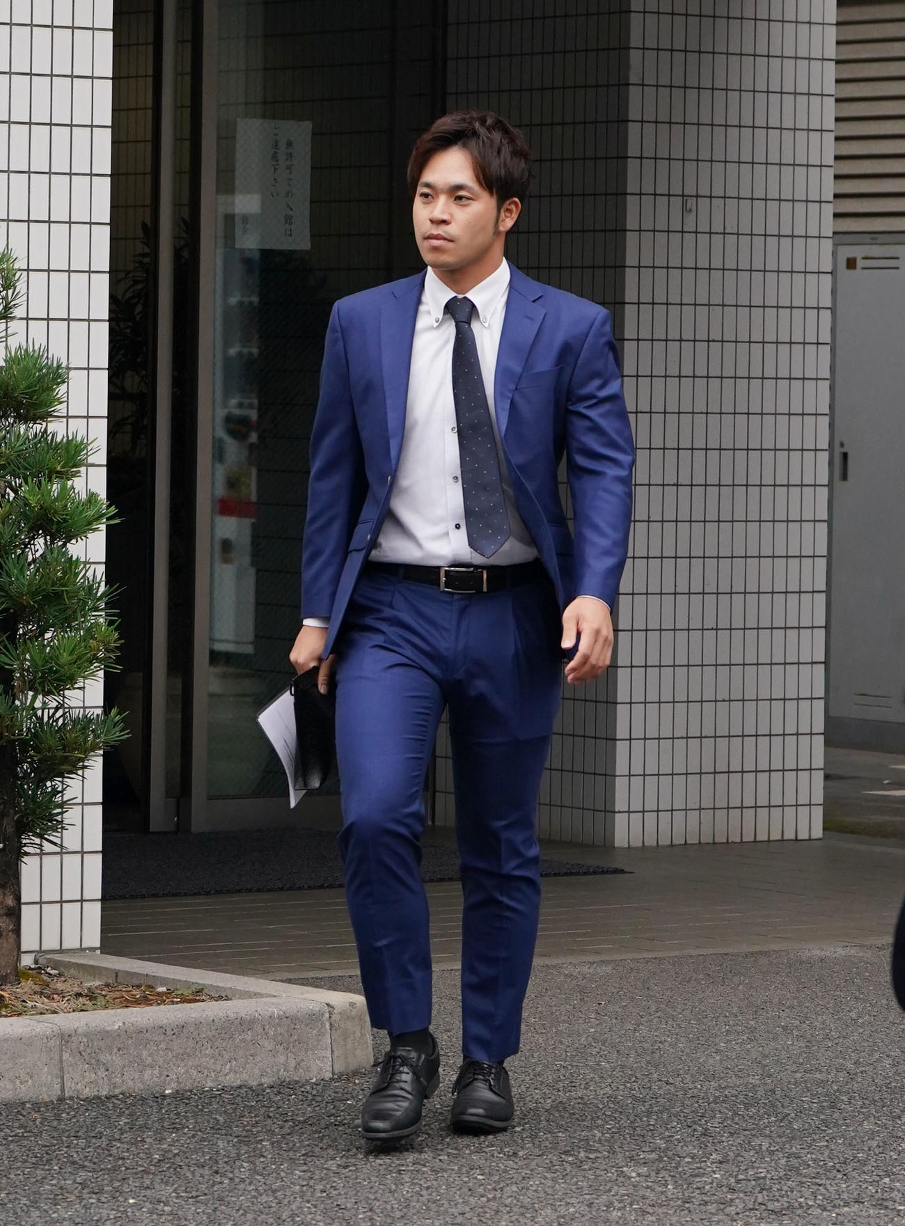 球団との話しを終え取材対応へ向かう三好（撮影・森本幸一）