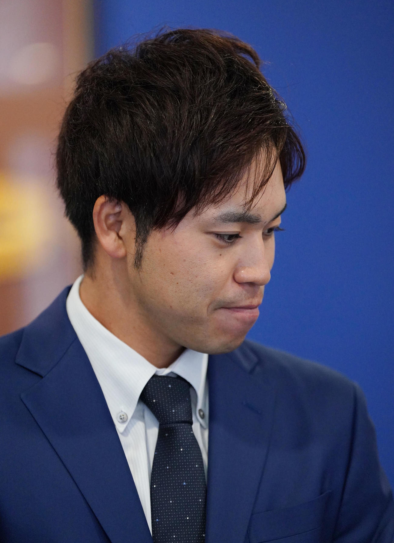 取材に応じる三好（撮影・森本幸一）