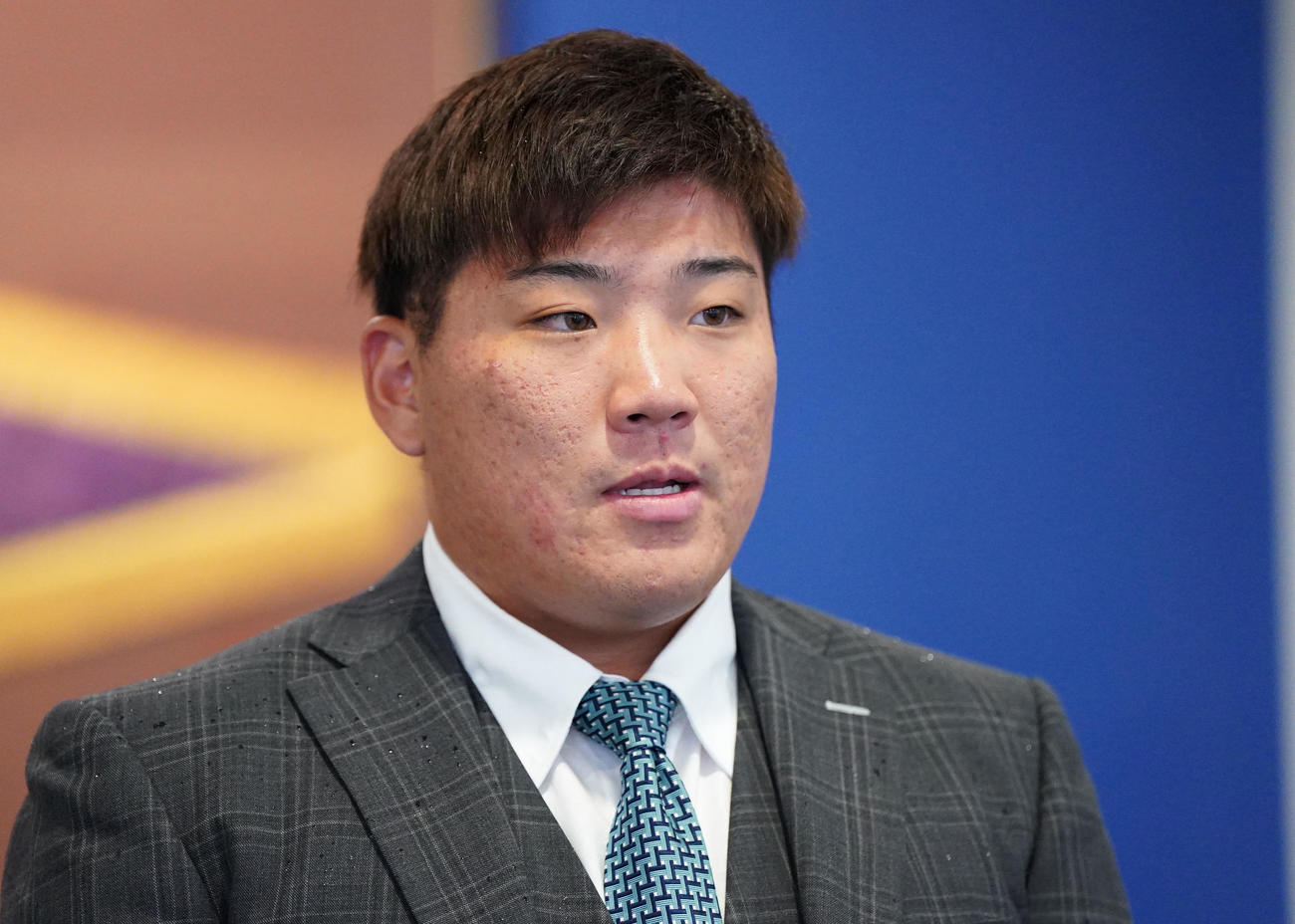 球団との話の後、取材に応じる福島（撮影・森本幸一）