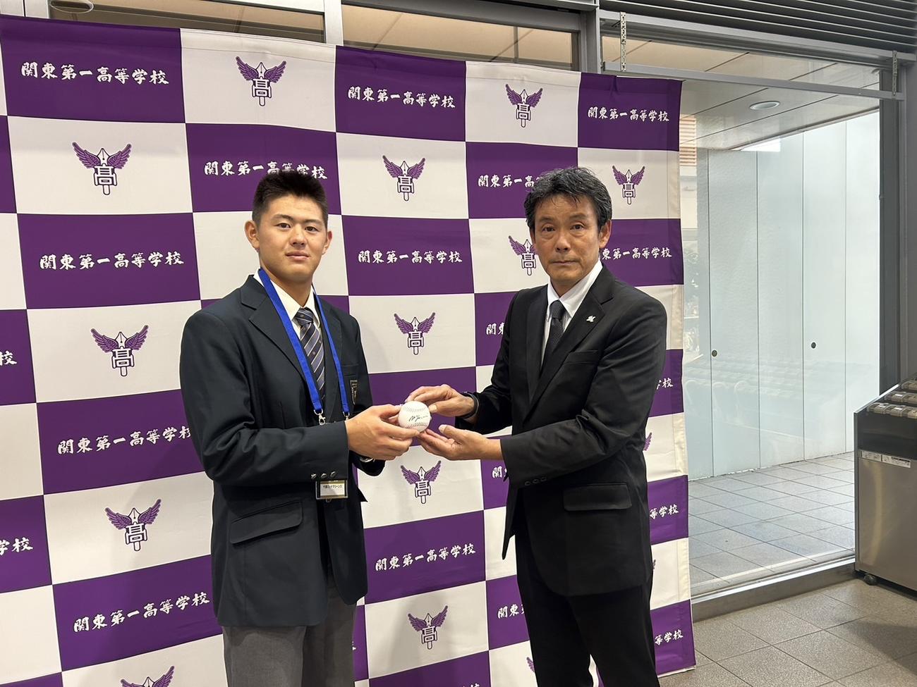 指名あいさつを受け記念撮影するロッテのドラフト4位関東第一・坂井（左）と福沢担当スカウト（撮影・星夏穂）