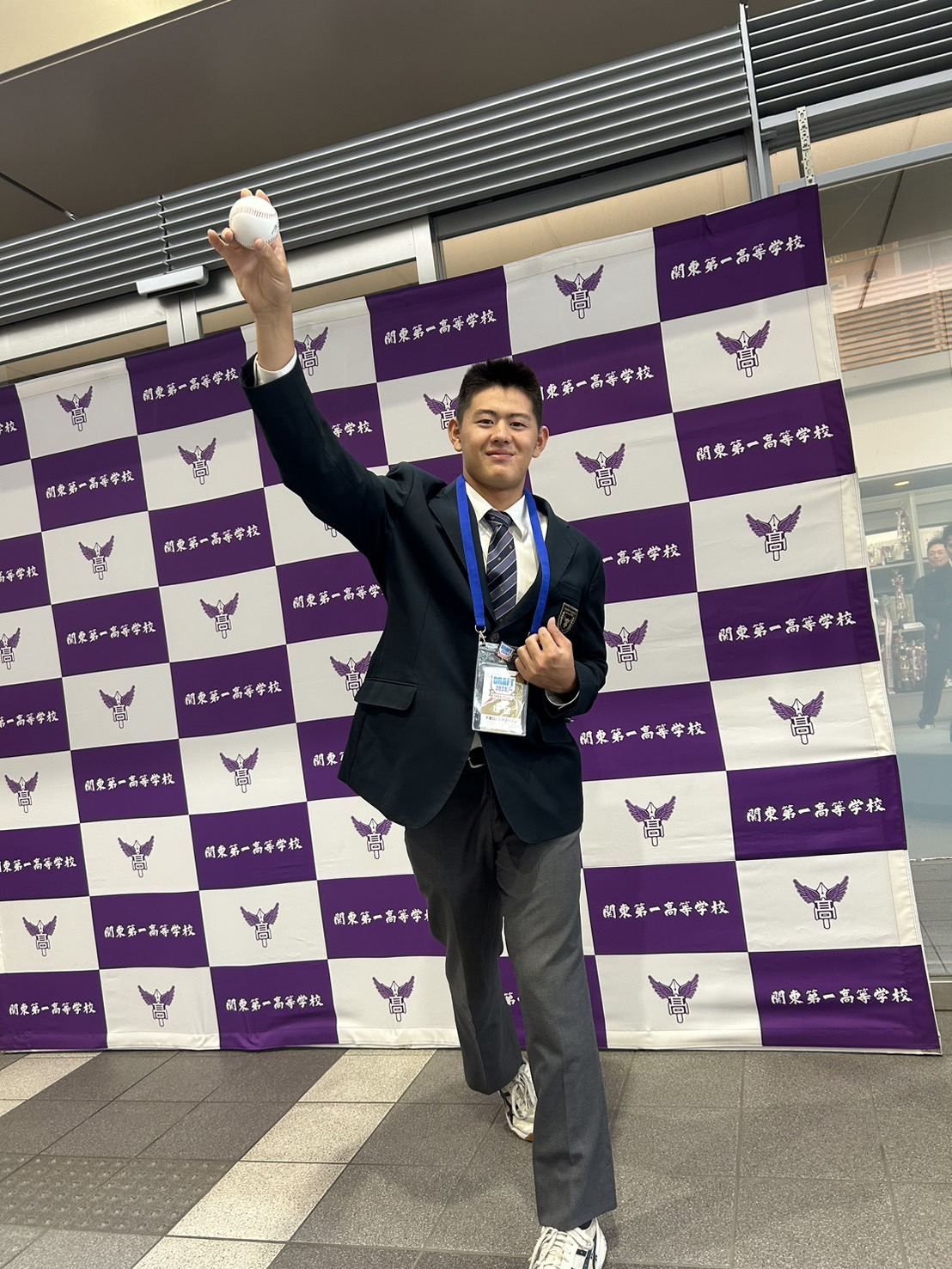 指名あいさつを受けたロッテのドラフト4位関東第一・坂井（撮影・星夏穂）