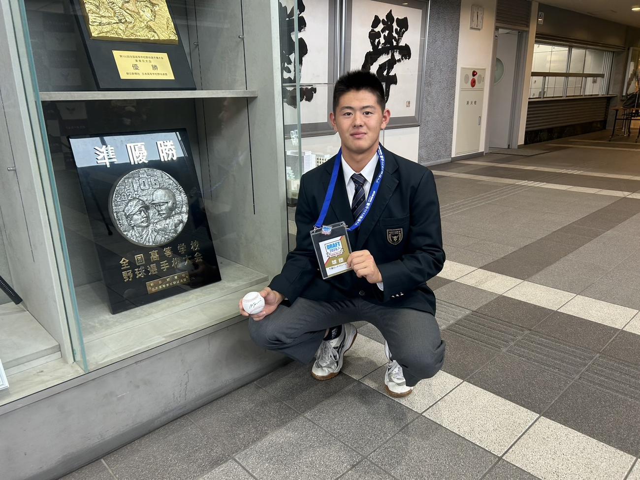 指名あいさつを受けたロッテのドラフト4位関東第一・坂井（撮影・星夏穂）