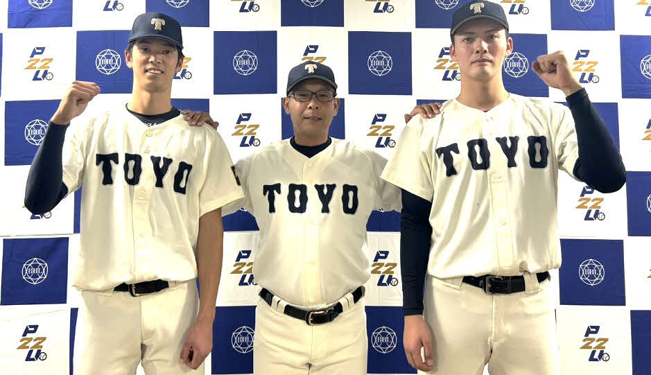 駒大対東洋大　サヨナラ打の花田（左）と井上（中央）と勝利投手の一條（撮影：佐瀬百合子）
