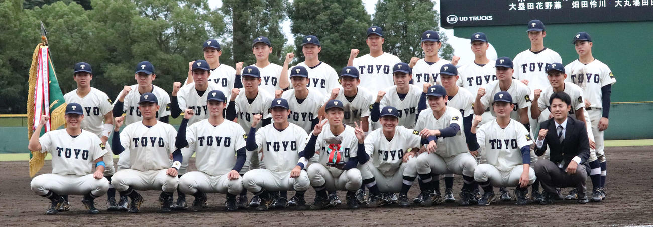 駒大対東洋大　2部優勝を決めて笑顔で写真に納まる東洋大ナイン（撮影：佐瀬百合子）