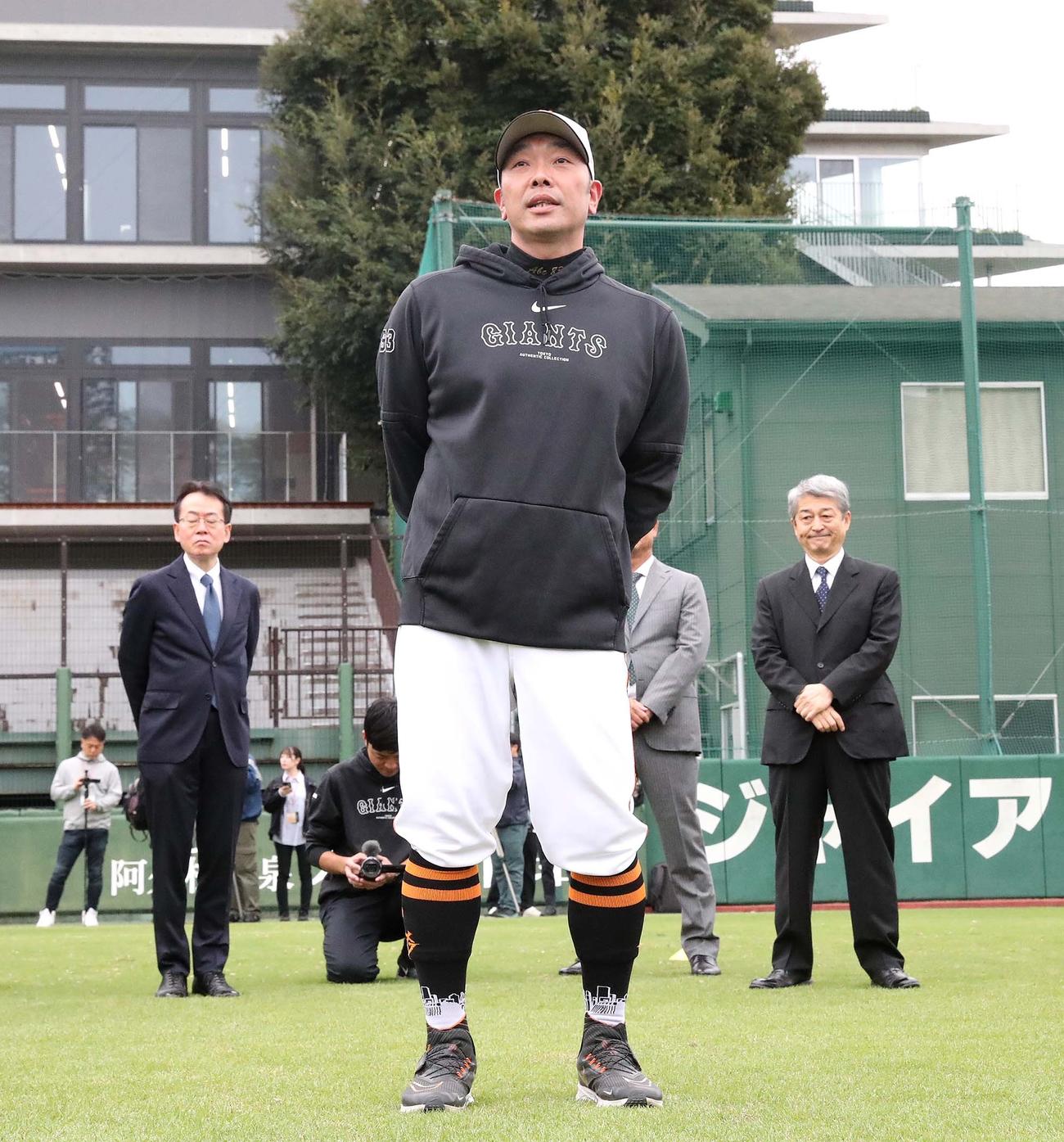 秋季練習初日に選手、スタッフの前に立った巨人阿部監督（代表撮影）
