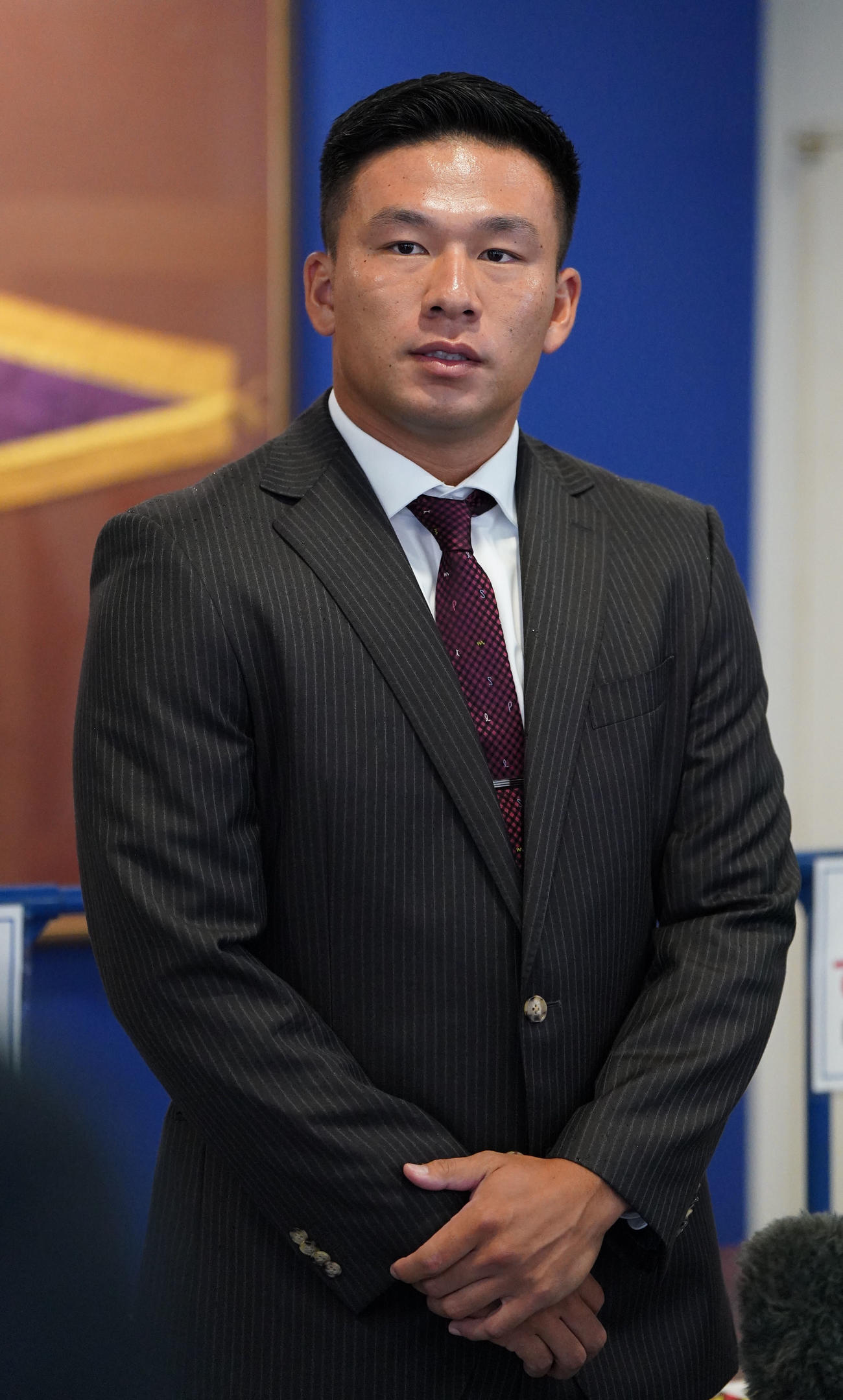 来季から育成契約の野手として再スタートが決まり取材に応じる加藤竜（撮影・森本幸一）