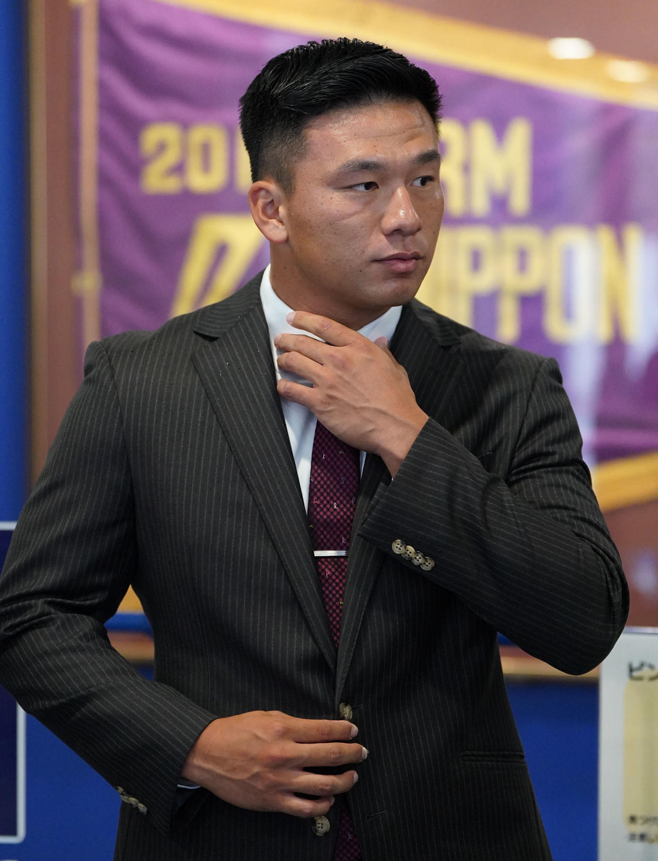 来季から育成契約の野手として再スタートが決まり取材に応じる加藤竜（撮影・森本幸一）