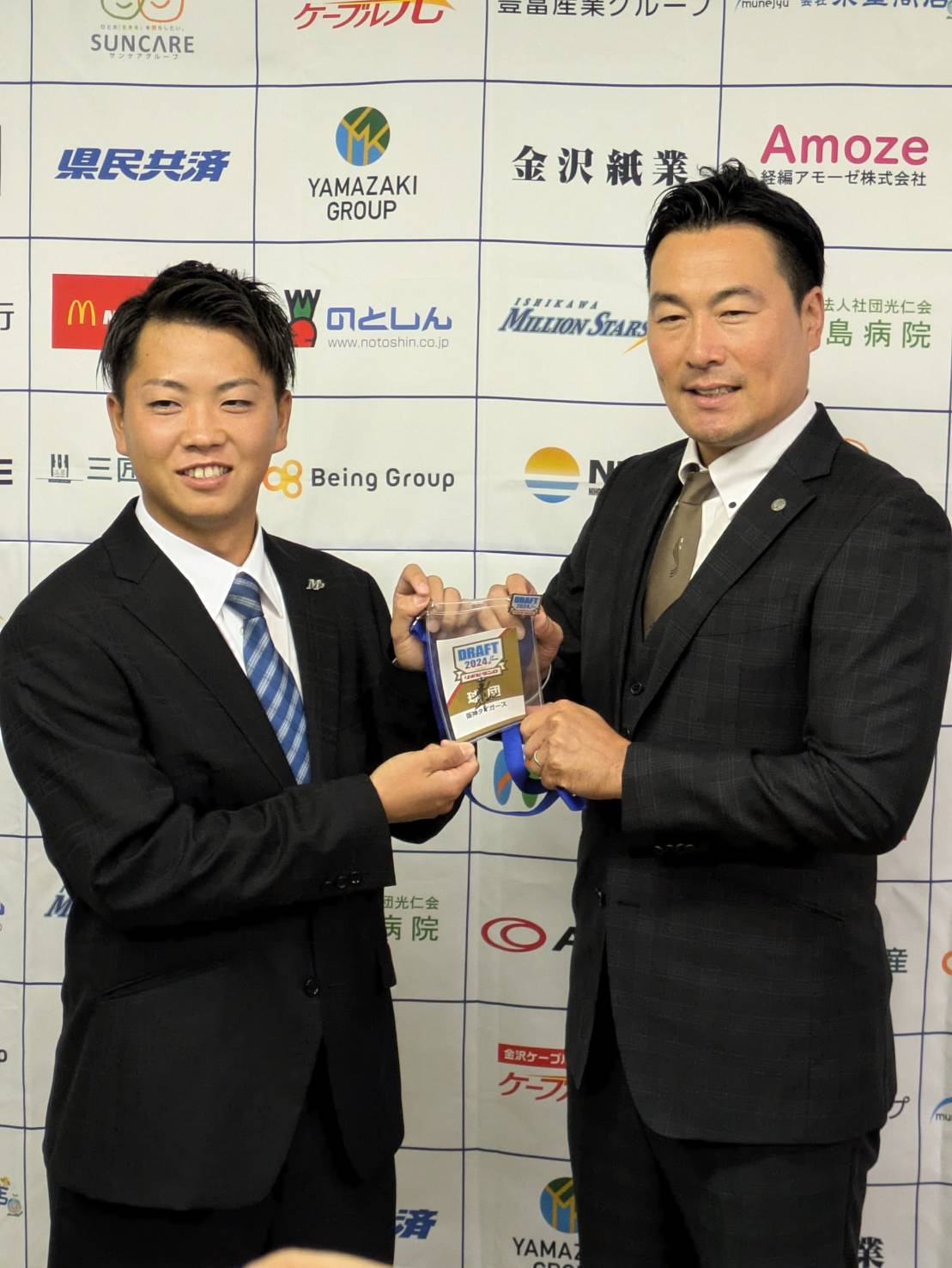 指名あいさつを受け、筒井スカウト（右）と写真に納まる阪神育成ドラフト4位・川■（■は崎の大が立の下の横棒なし）俊哲＝2024年10月29日