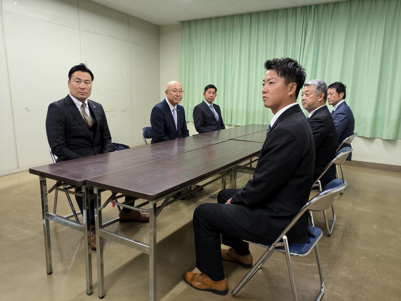 指名あいさつを受けた阪神育成ドラフト4位・川■（■は崎の大が立の下の横棒なし）俊哲＝2024年10月29日