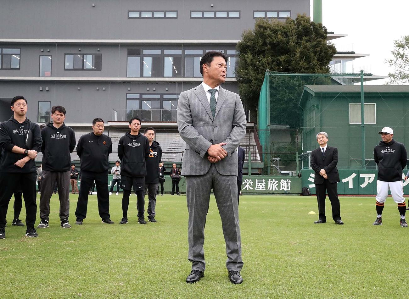 選手、スタッフにあいさつする巨人橋上作戦戦略コーチ（代表撮影）