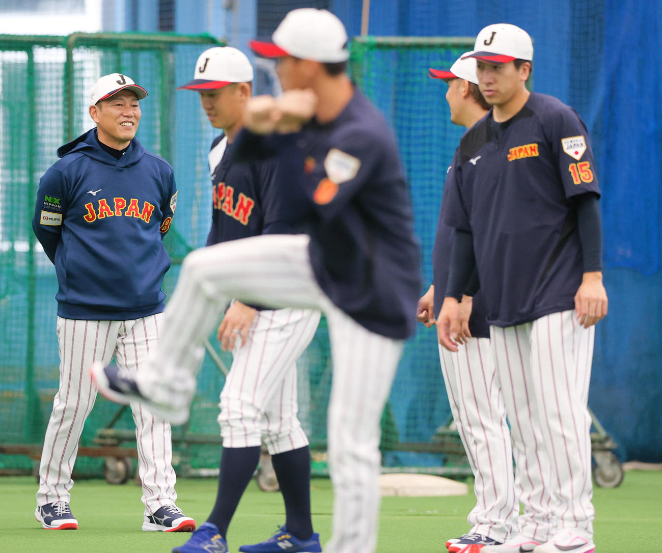 侍ジャパン井端監督（左）はリラックスした表情で練習を見る（撮影・上山淳一）