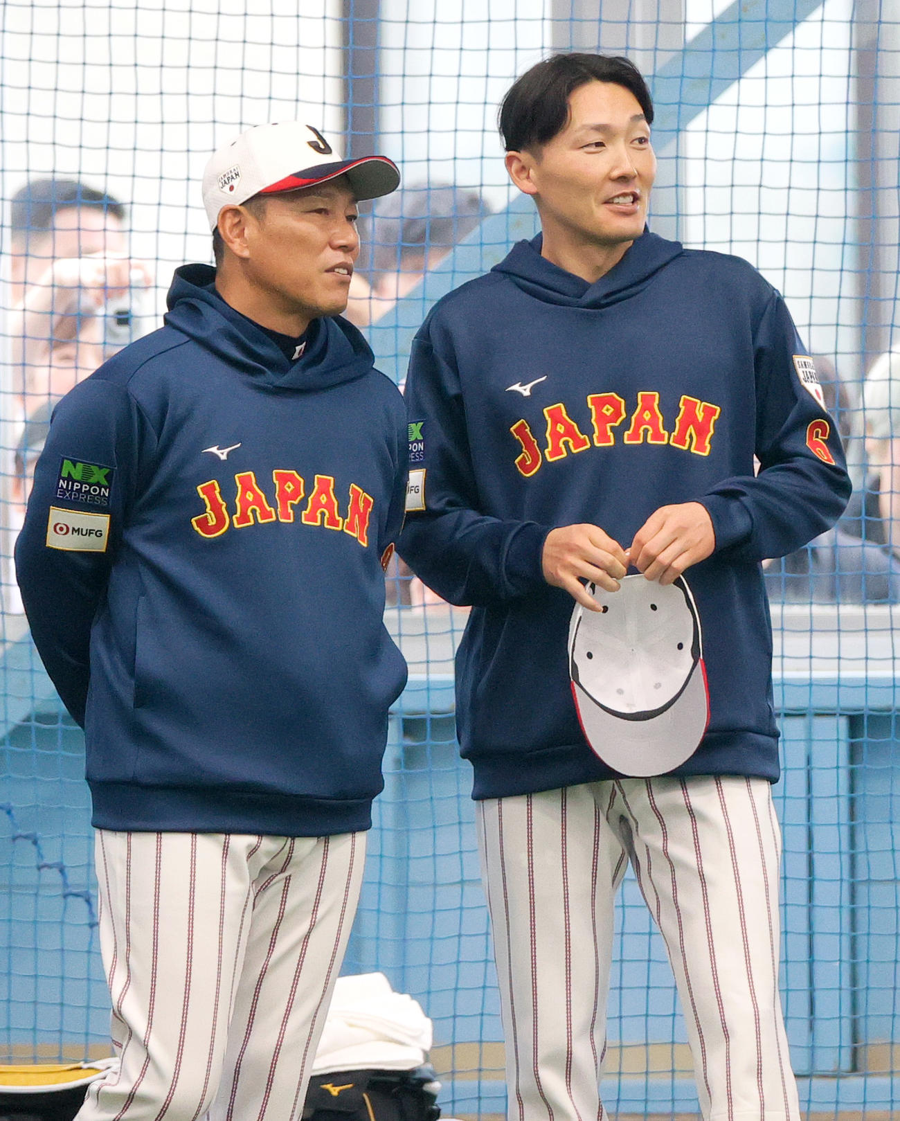 室内で西武源田（右）と話す井端監督（撮影・上山淳一）