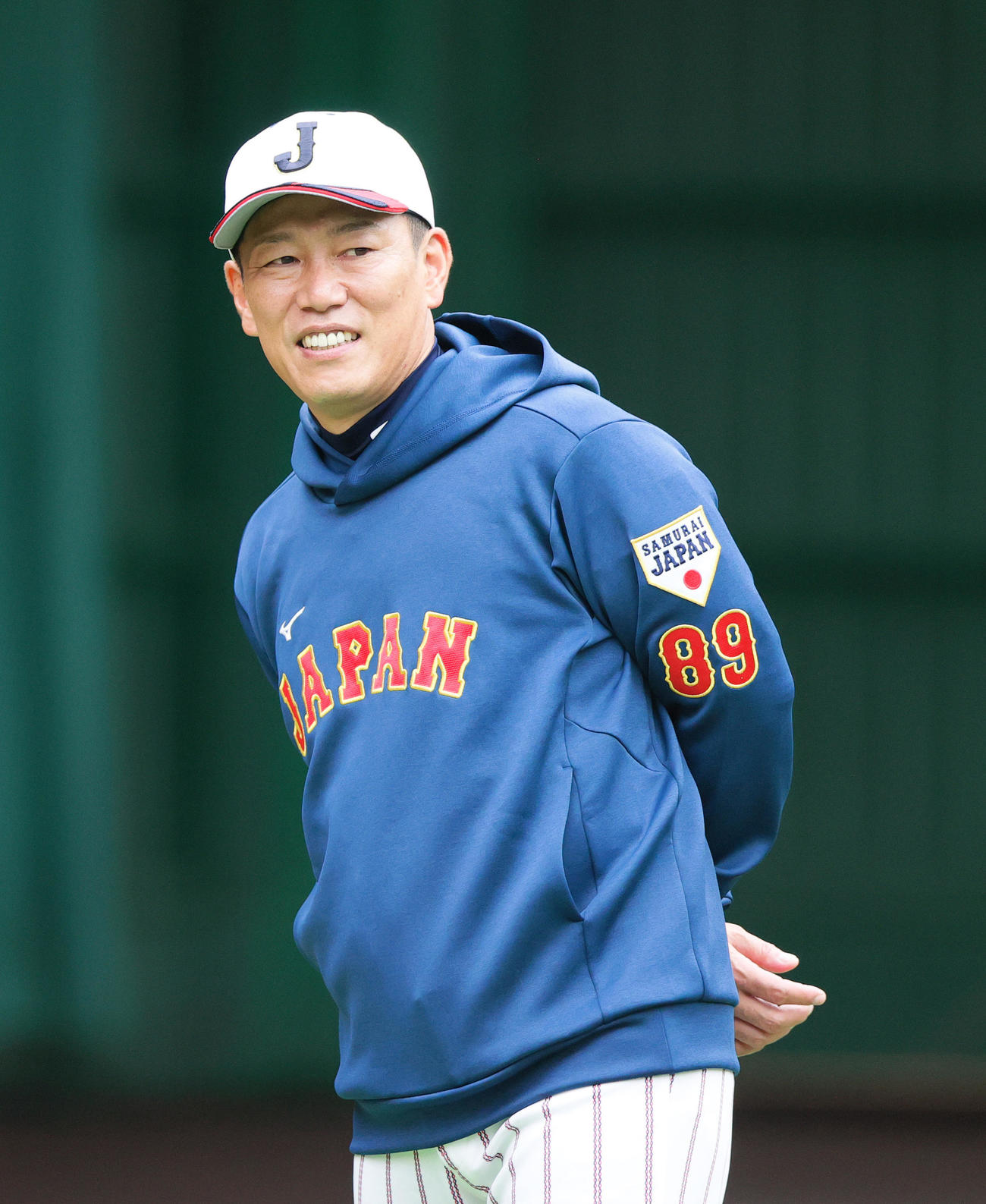 ブルペンで笑顔を見せる侍ジャパン井端監督（撮影・上山淳一）