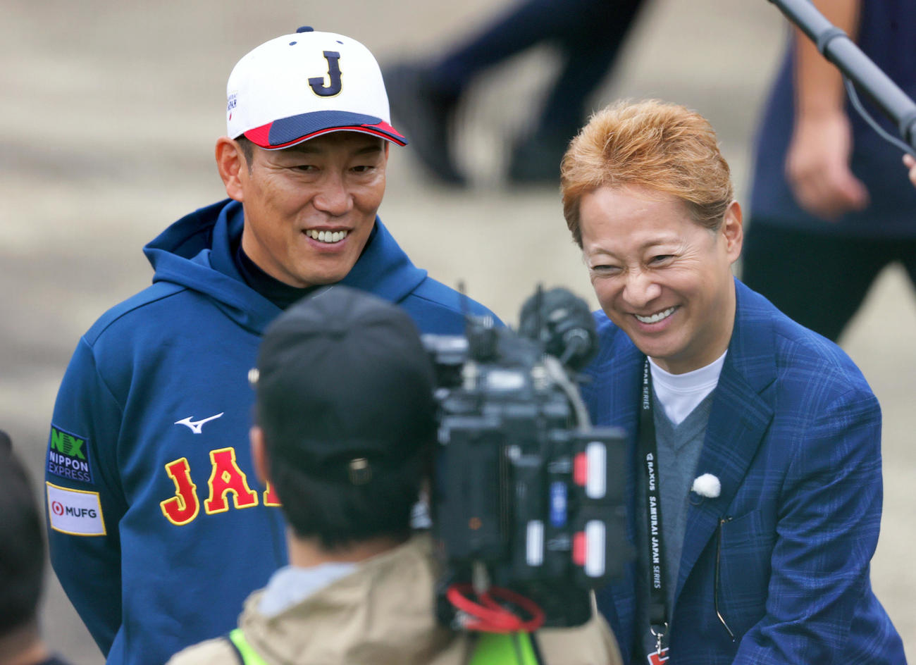 侍ジャパン井端監督（左）を取材するタレントの中居正広（撮影・上山淳一）