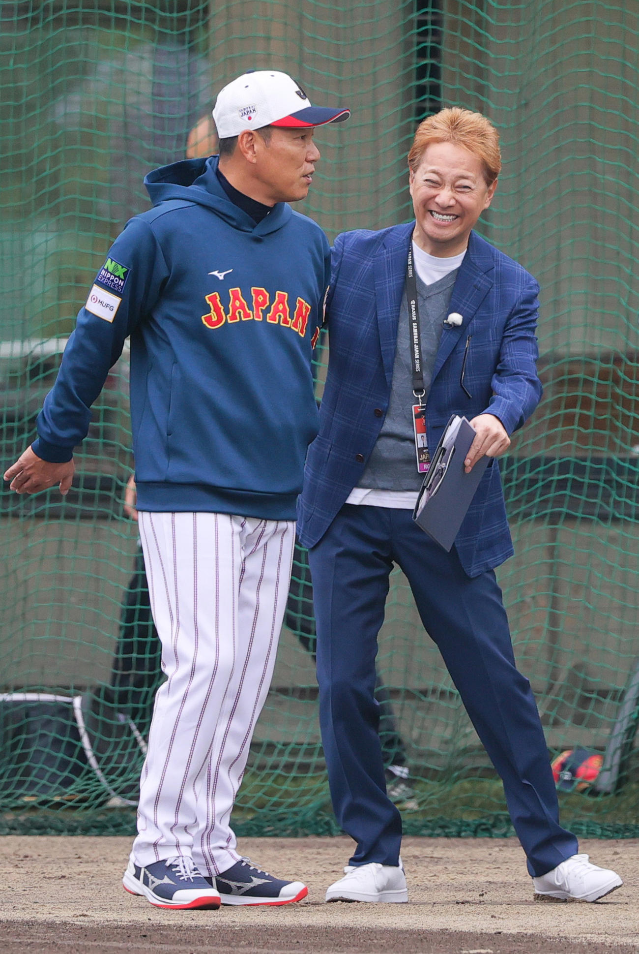 中居正広（右）と話す侍ジャパン井端監督（撮影・上山淳一）