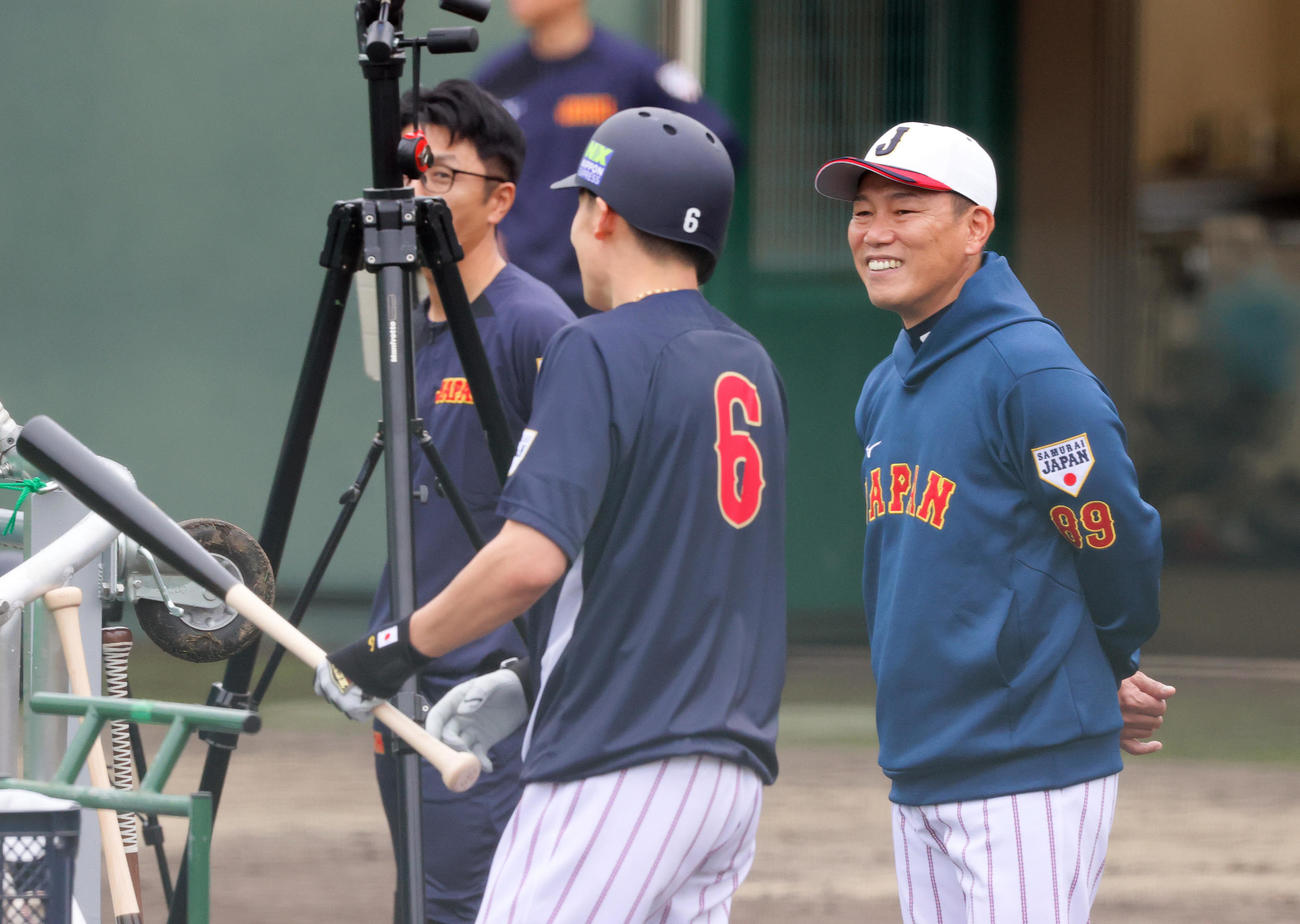 侍ジャパン井端監督（右）は西武源田と笑顔で話す（撮影・上山淳一）