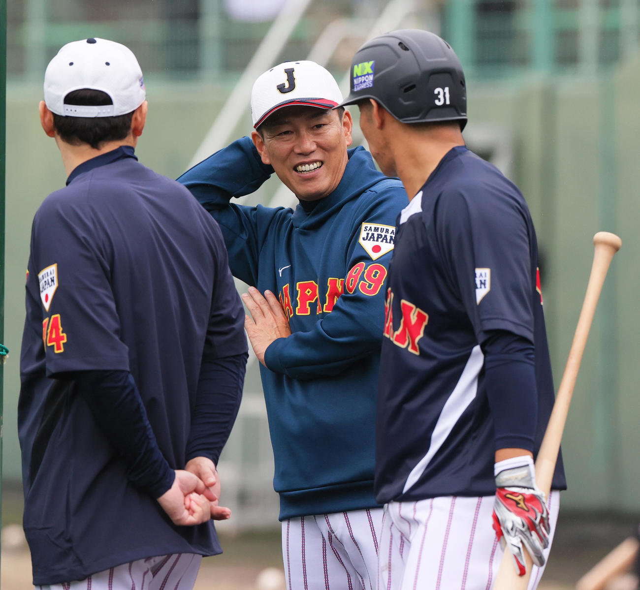 侍ジャパン井端監督（中央）は広島坂倉（右）と笑顔で話す（撮影・上山淳一）