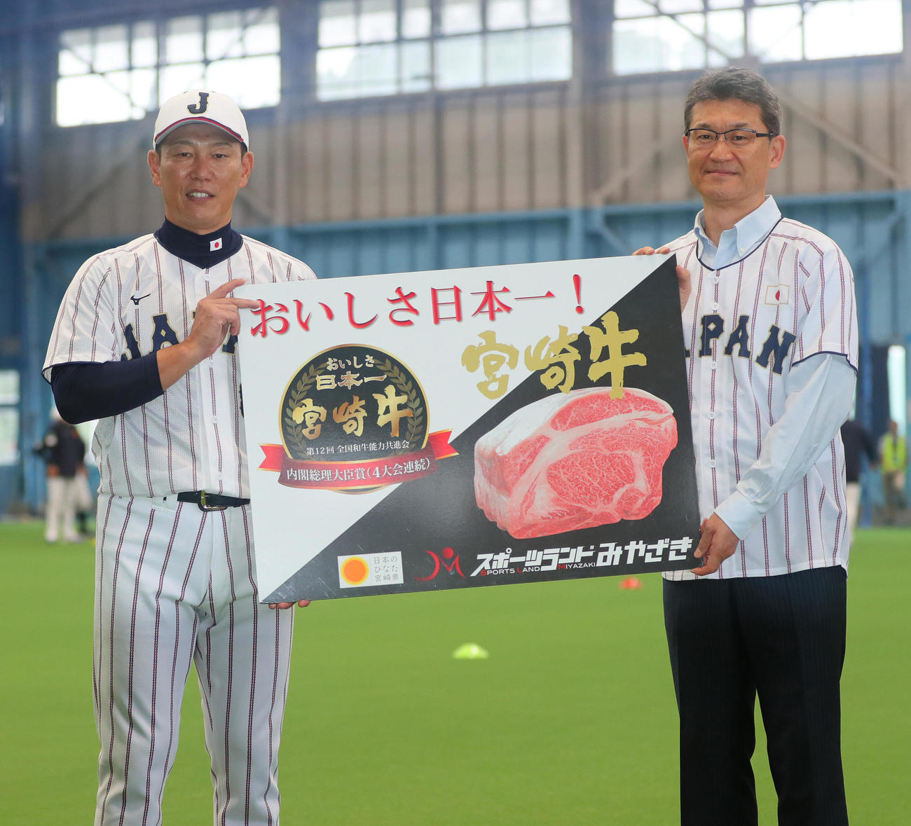 贈呈品を河野宮崎県知事（右）から受ける井端監督（撮影・上山淳一）