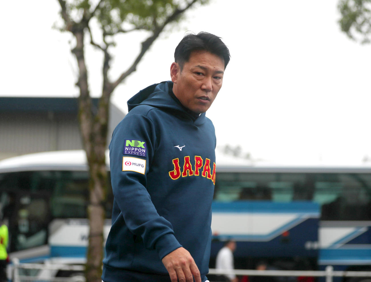球場入りする井端監督（撮影・上山淳一）