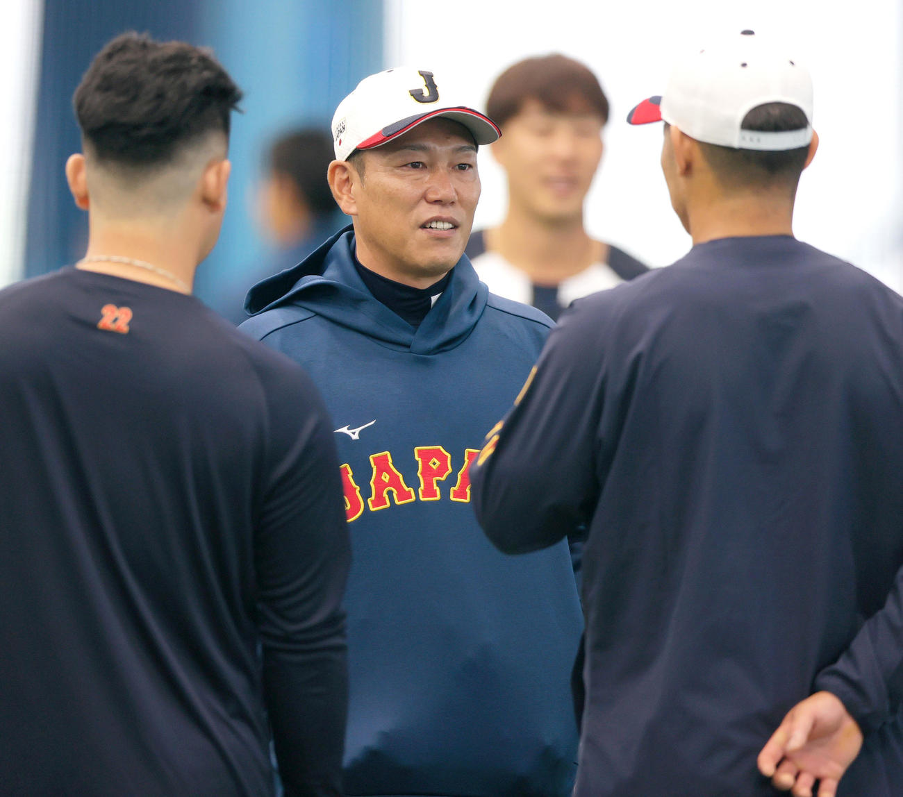 室内で選手らに話す侍ジャパン井端監督（撮影・上山淳一）