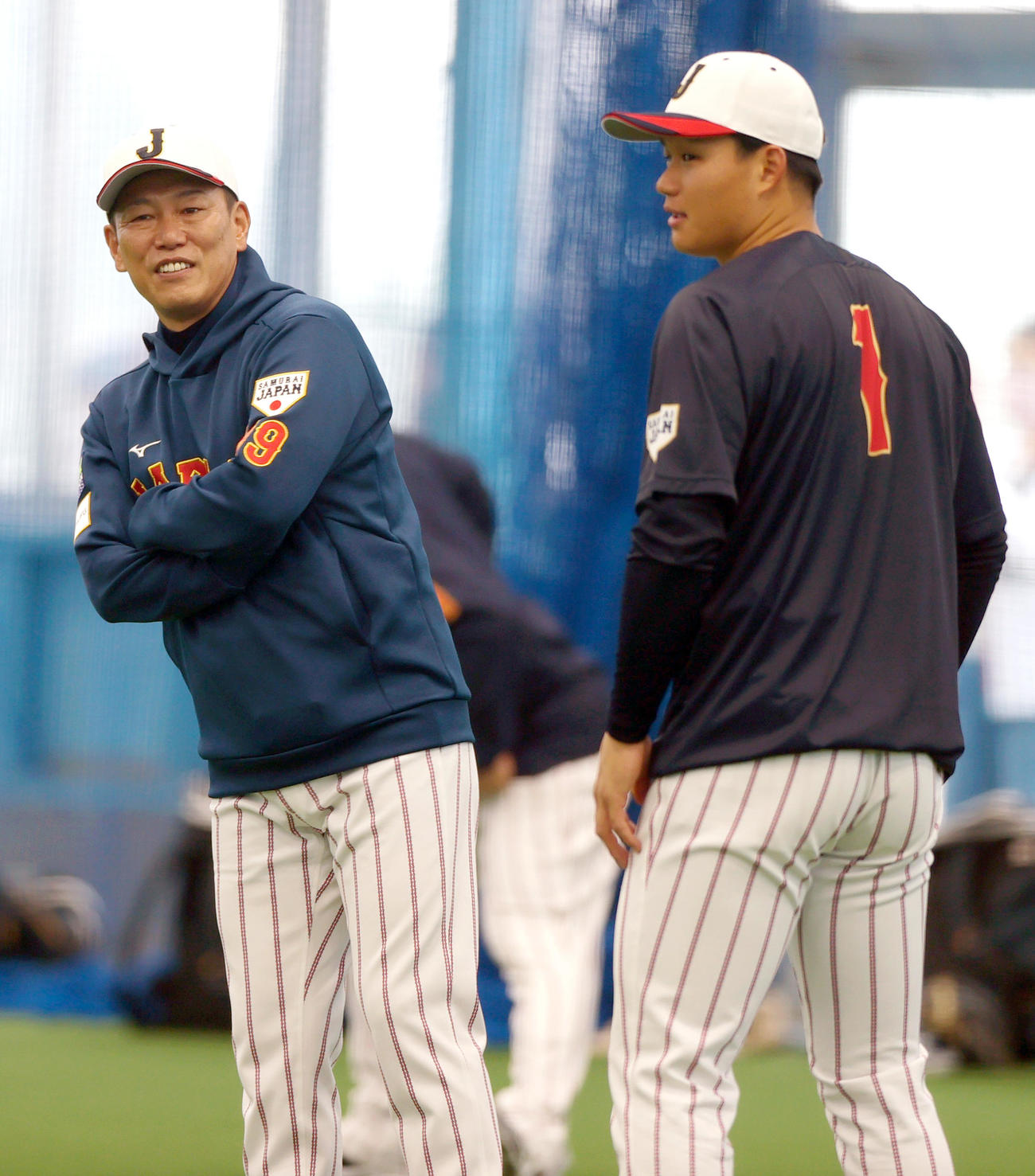 室内で阪神森下（右）に話す井端監督（撮影・上山淳一）