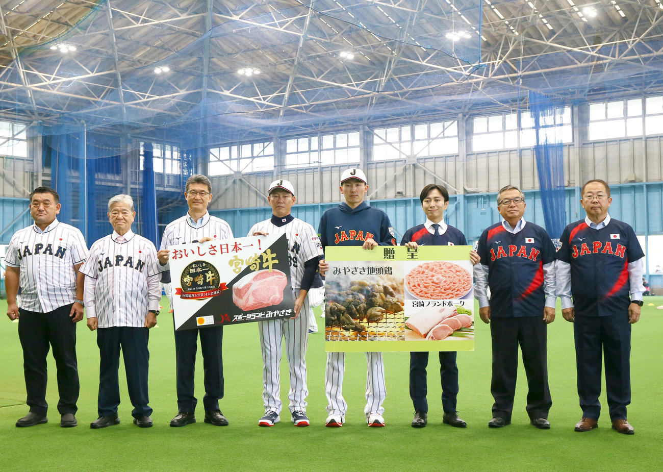 宮崎県から歓迎を受ける井端監督（左から4人目）と源田（同5人目）（撮影・上山淳一）