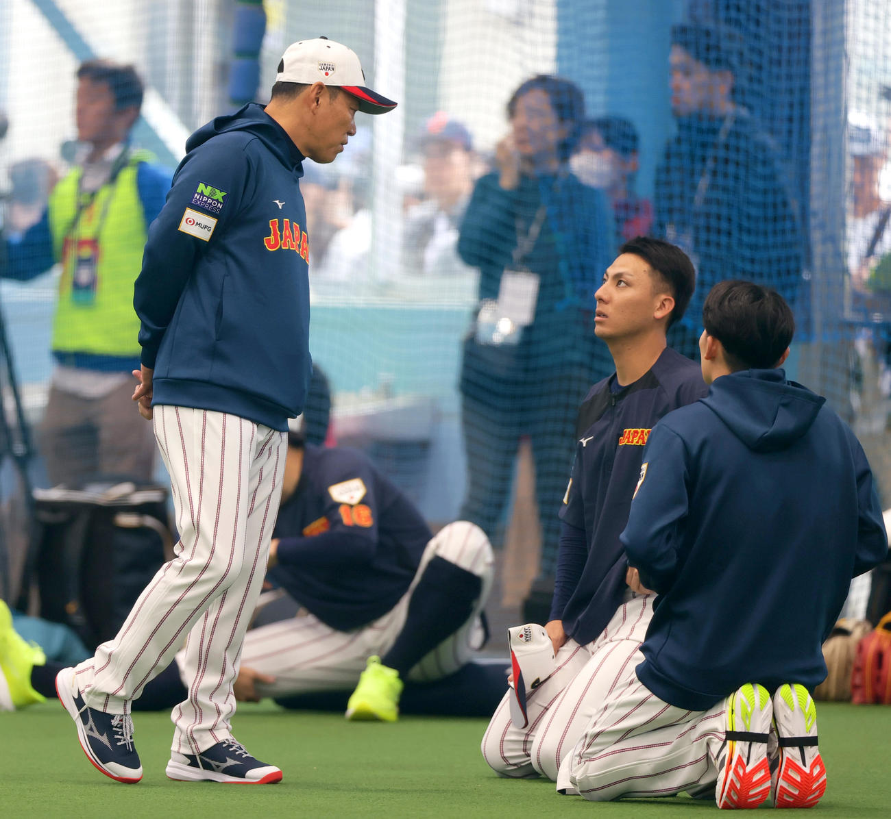 井端監督（左）は楽天村林と話す（撮影・上山淳一）