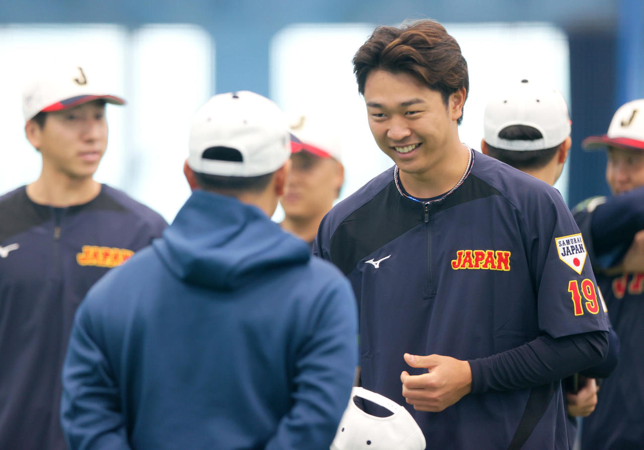 笑顔で井端監督（手前）と話す中日高橋（撮影・上山淳一）