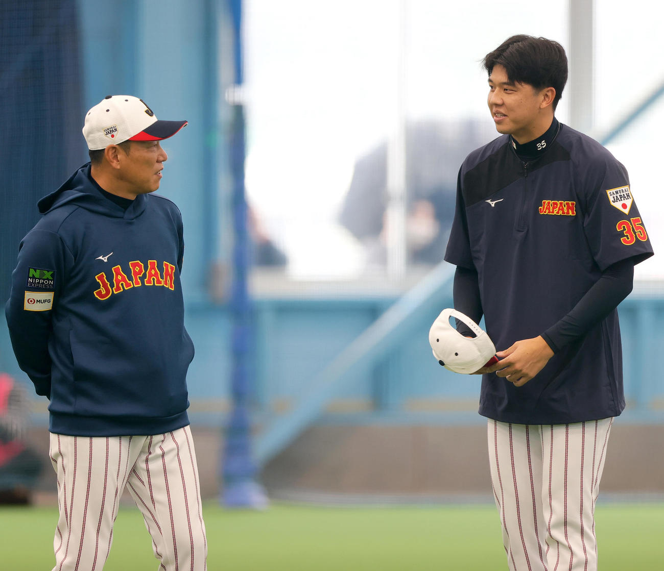 井端監督（左）と話す阪神才木（撮影・上山淳一）