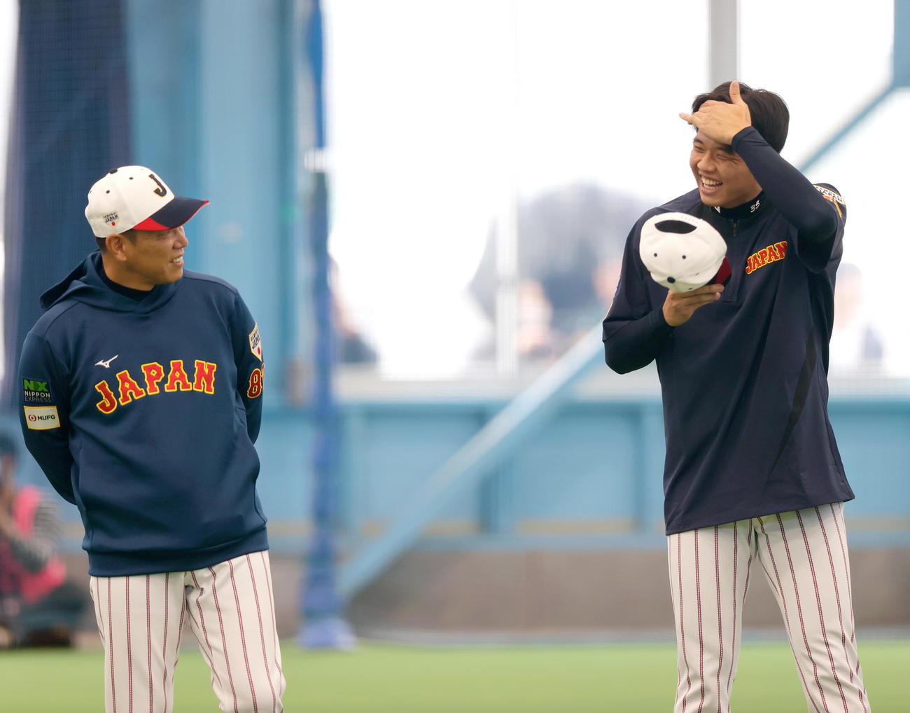 井端監督（左）と話す阪神才木（撮影・上山淳一）