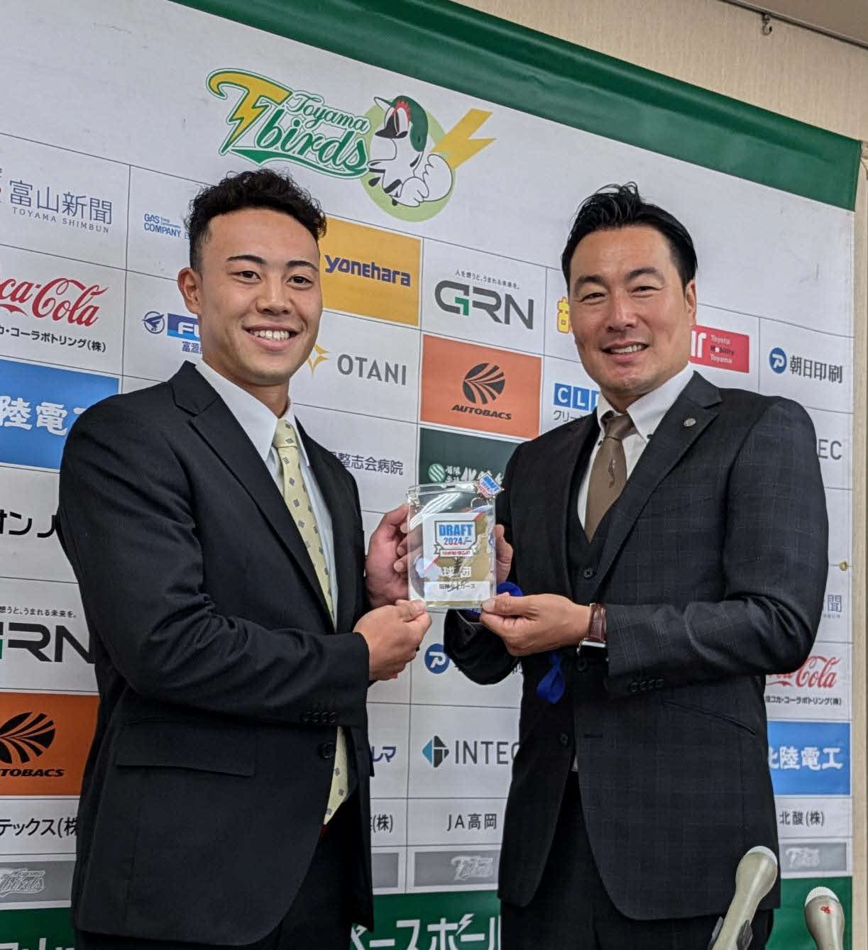 指名あいさつを受け担当の筒井スカウトと写真に納まる阪神ドラフト5位・佐野