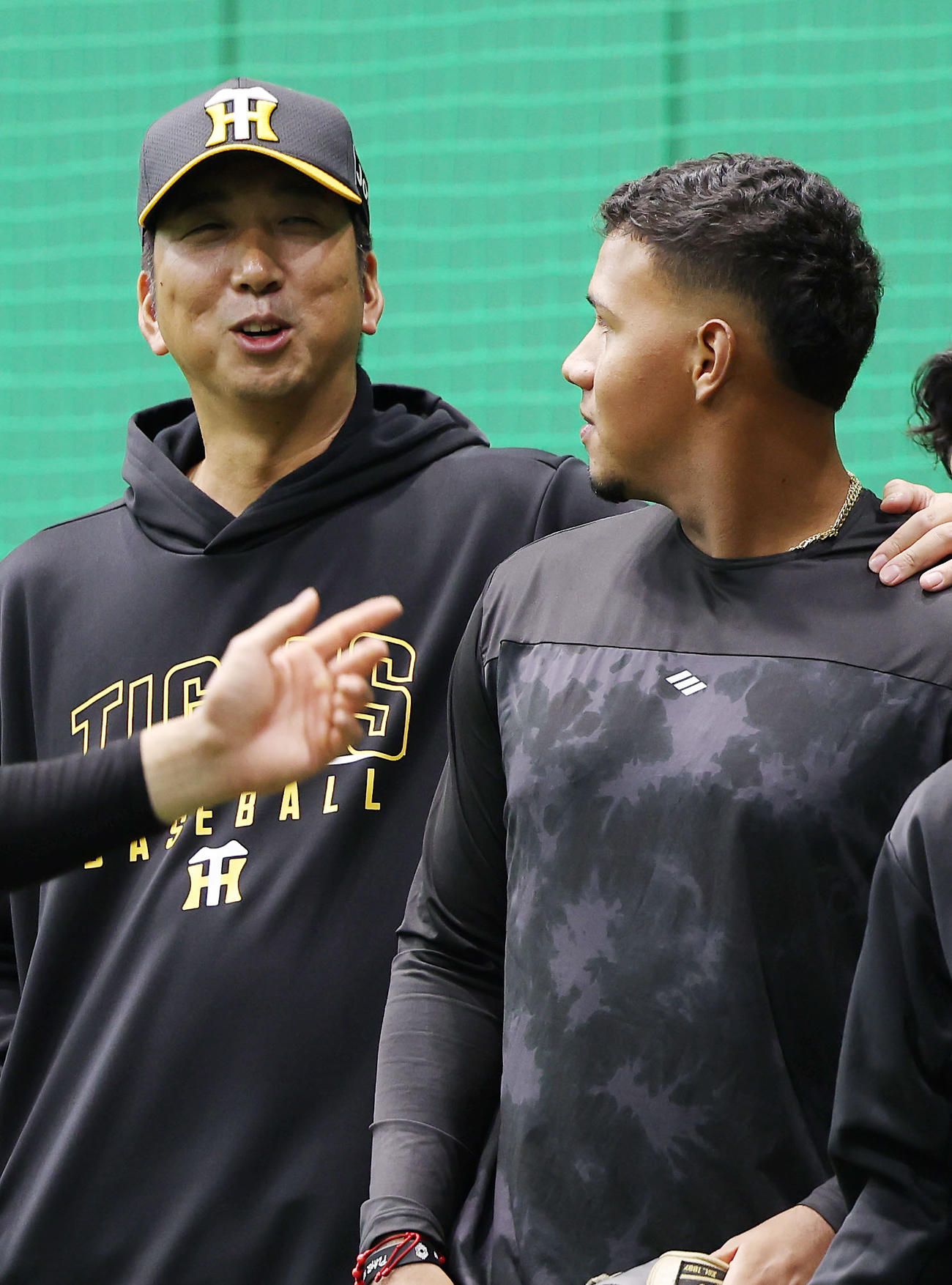 新入団のアルナエス（右）と言葉を交わす阪神藤川監督（撮影・前田充）