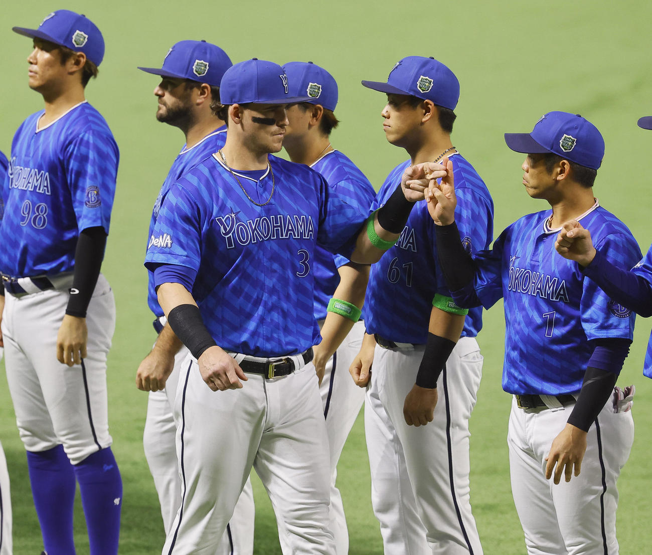 ソフトバンク対DeNA　試合前セレモニーでナインとタッチを交わすDeNAオースティン（撮影・藤尾明華）