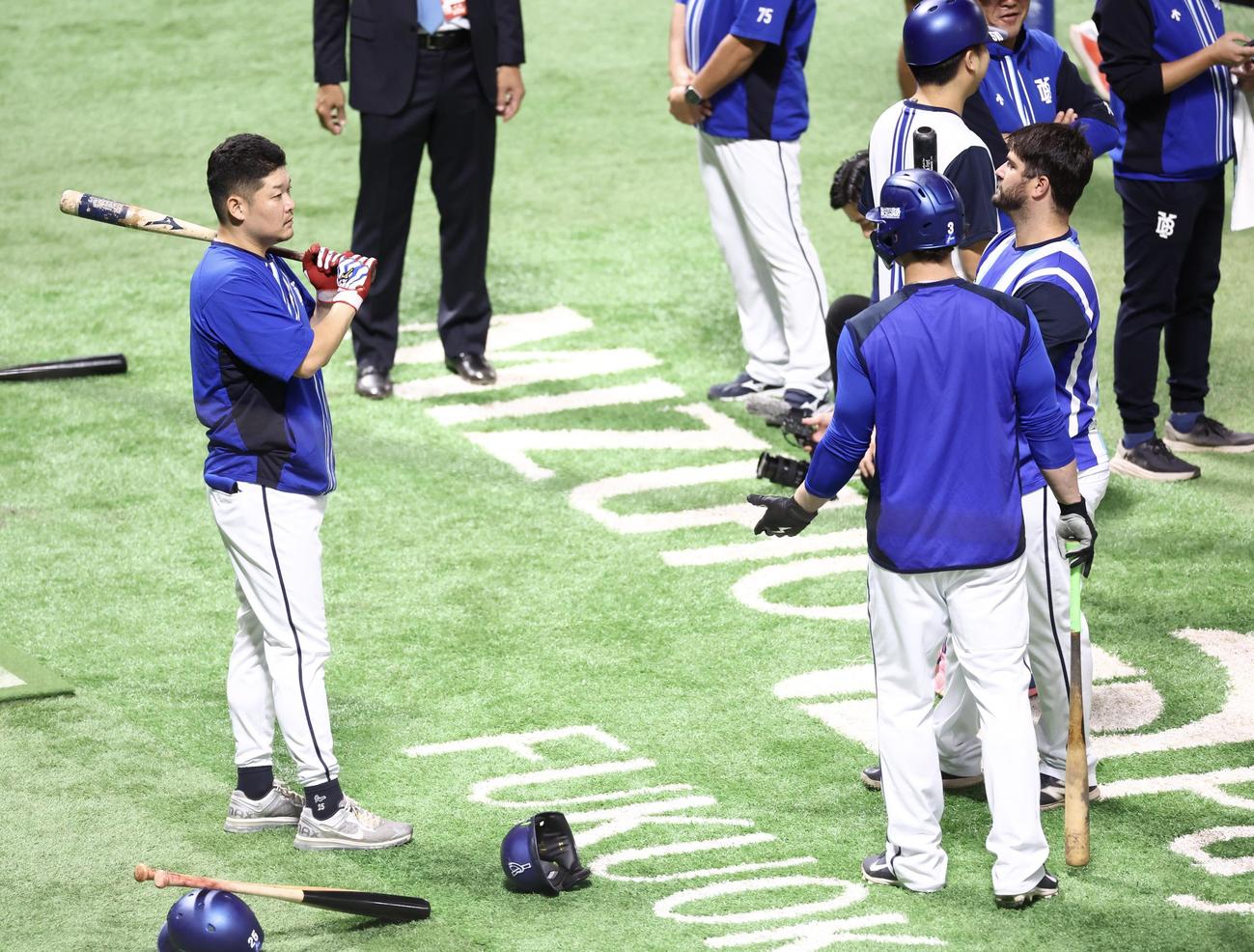 ソフトバンク対DeNA　試合前、オースティン（右）と言葉を交わすDeNA筒香（撮影・河田真司）