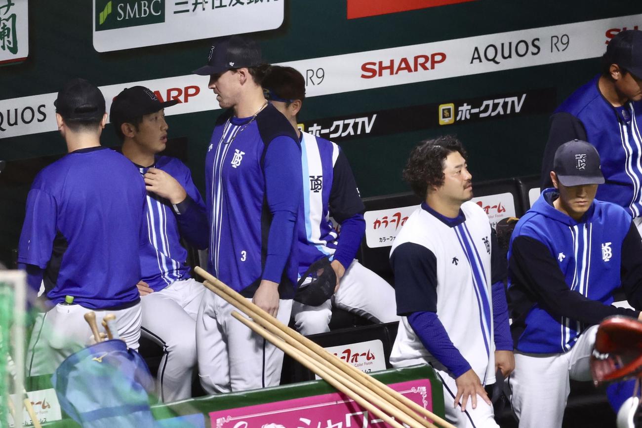 ソフトバンク対DeNA　試合前、ベンチに姿を見せるDeNAオースティン（左から3人目）（撮影・河田真司）