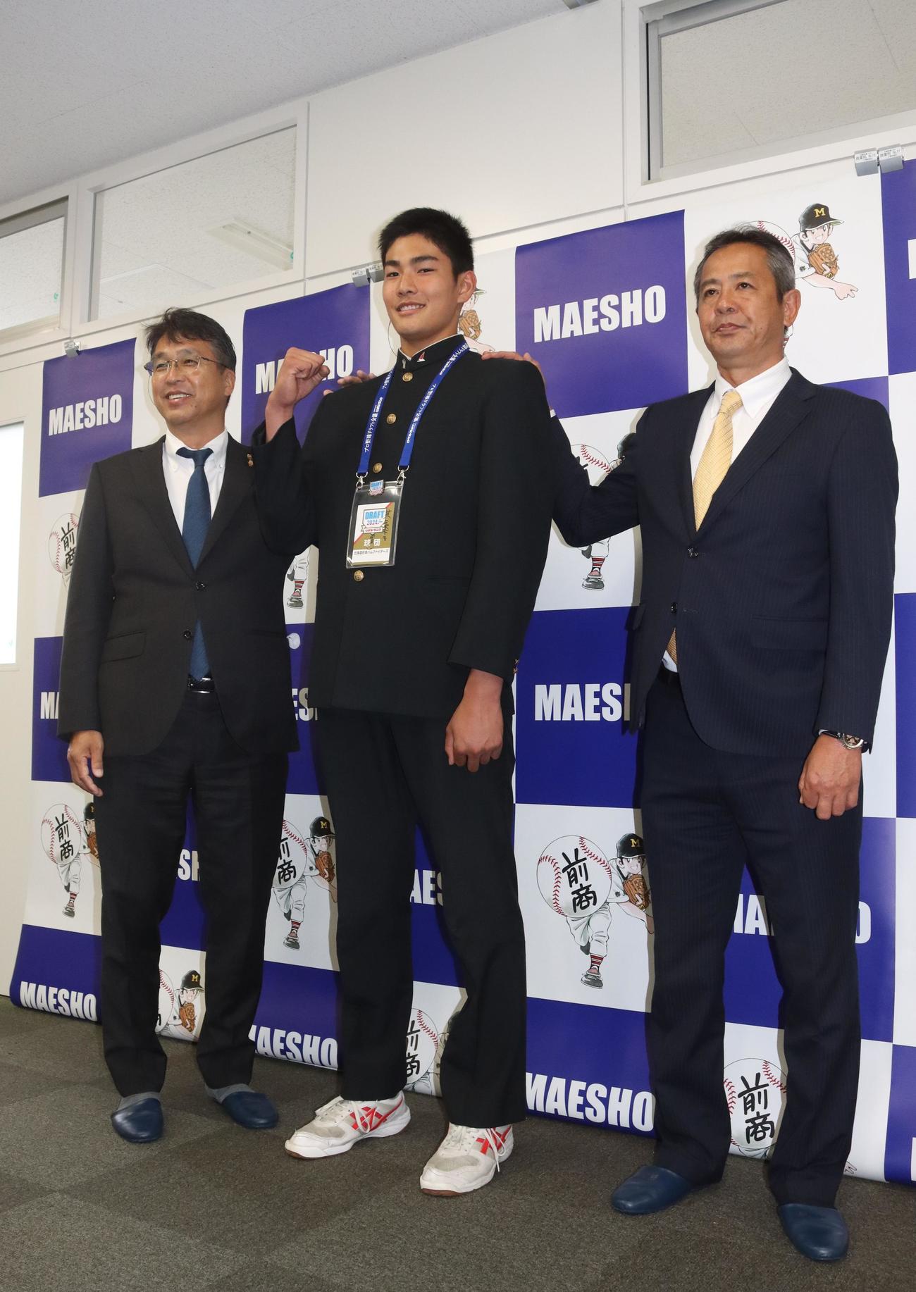 球団からの指名あいさつを受け笑顔の日本ハムドラフト4位、前橋商・清水大暉投手（中央）。左は大渕スカウト部長、右は高橋スカウト