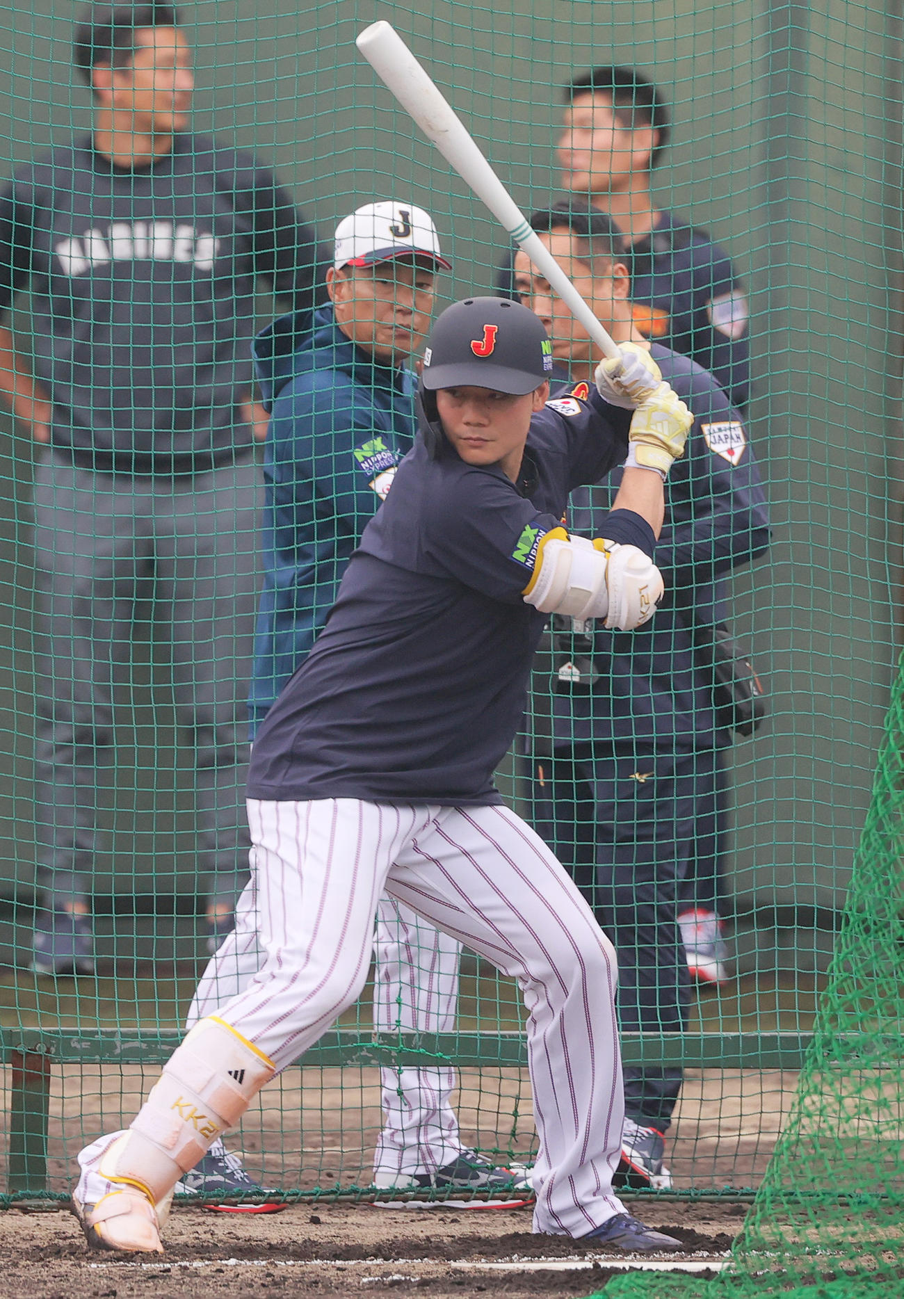 侍ジャパン井端監督（左）は日本ハム清宮（手前）の打撃を見る（撮影・上山淳一）