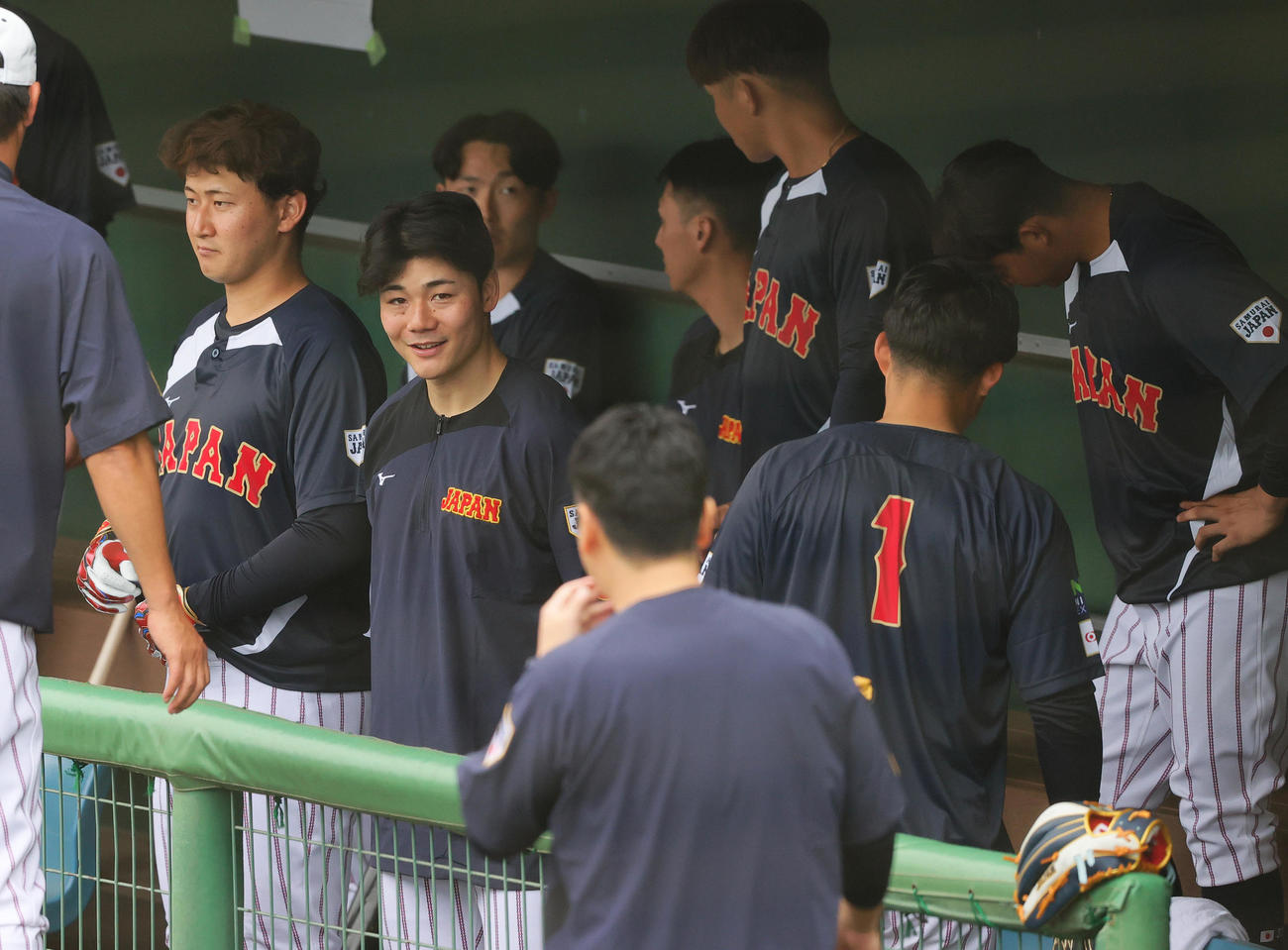 打撃練習を前に笑顔を見せる日本ハム清宮（左から2人目）。左はオリックス紅林（撮影・上山淳一）