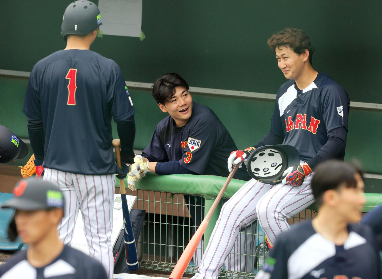 打撃練習を前に日本ハム清宮（中央）はオリックス紅林（右）阪神森下（左）と笑顔で話す（撮影・上山淳一）