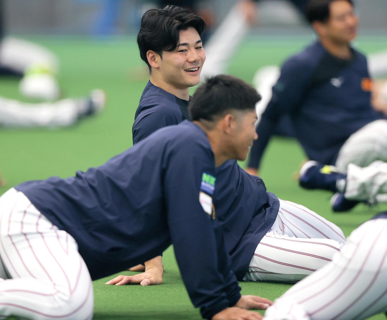 リラックスした表情で体を動かす日本ハム清宮（撮影・上山淳一）