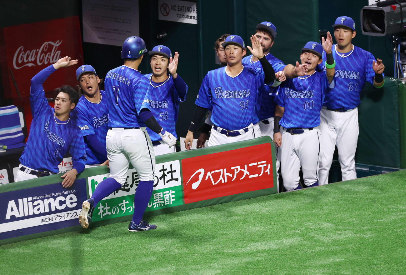 DeNA対ソフトバンク　1回表DeNA1死三塁、牧の遊ゴロで生還する桑原（手前）を迎えるチームメート（撮影・河田真司）