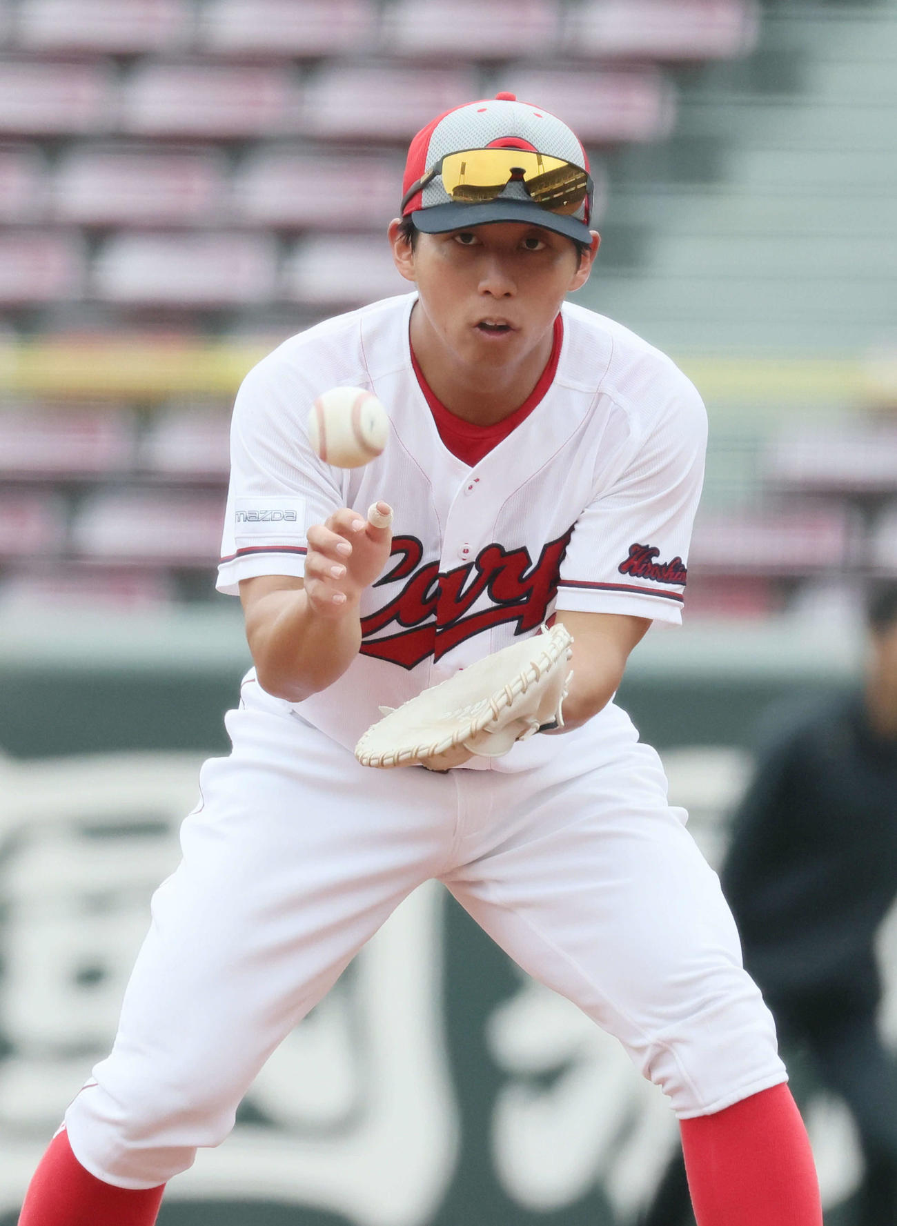 守備練習をする広島羽月（撮影・加藤孝規）